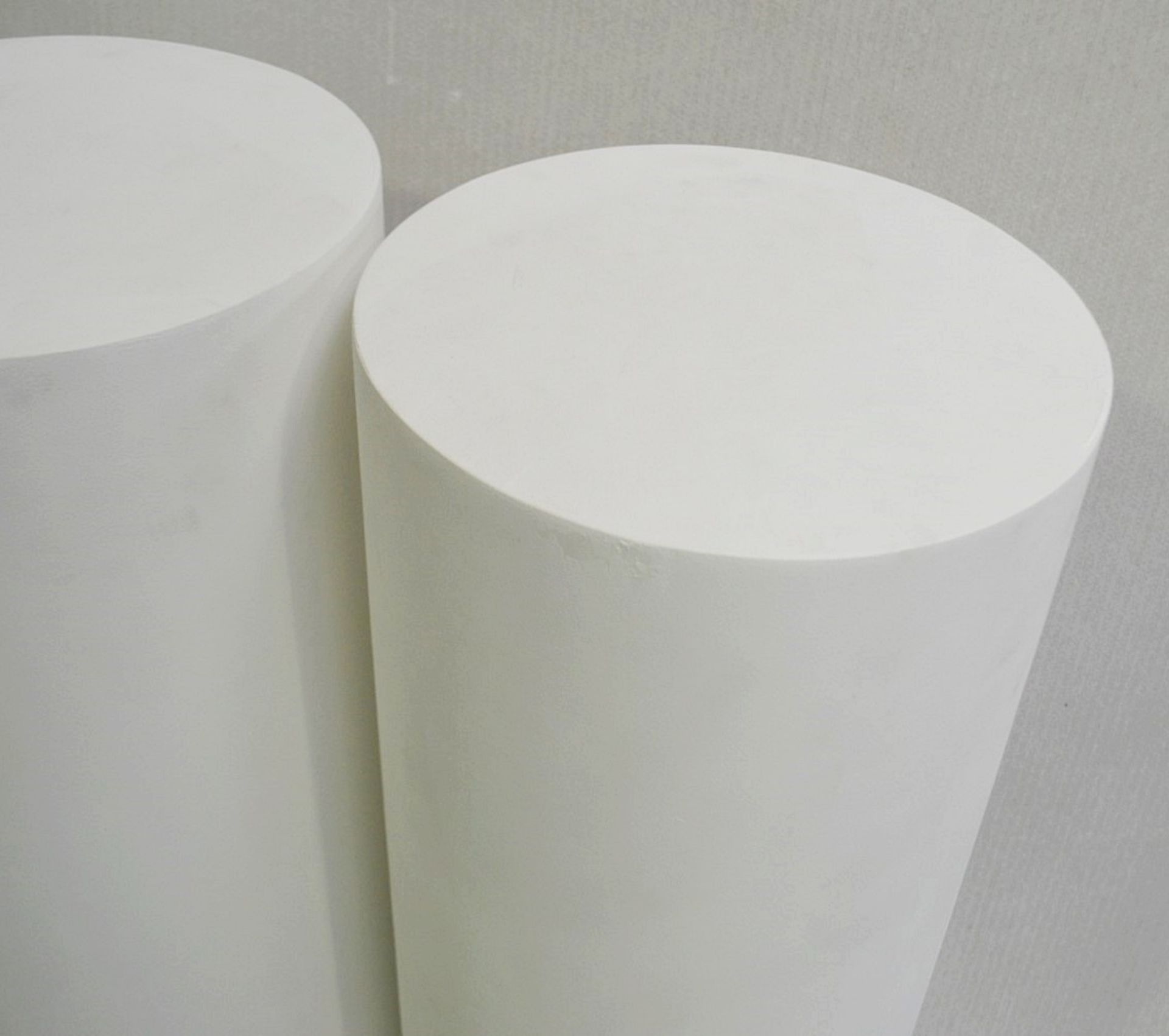 Set Of 3 x Cylinder 1-Metre Tall Retail Shop Display Plinths - Dimensions: Height 100cm / ø 36cm - Image 2 of 5