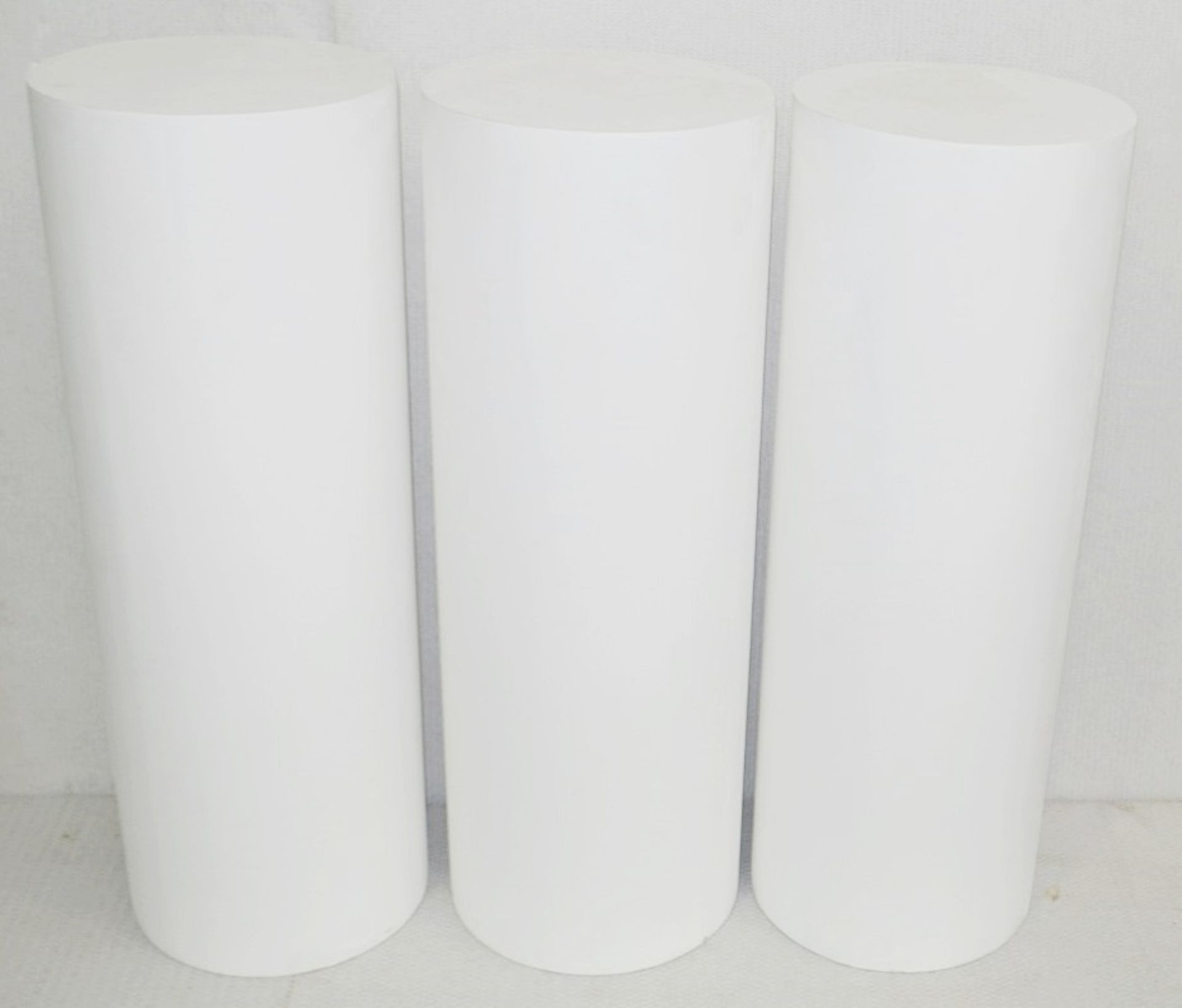 Set Of 3 x Cylinder 1-Metre Tall Retail Shop Display Plinths - Dimensions: Height 100cm / ø 36cm - Image 3 of 5