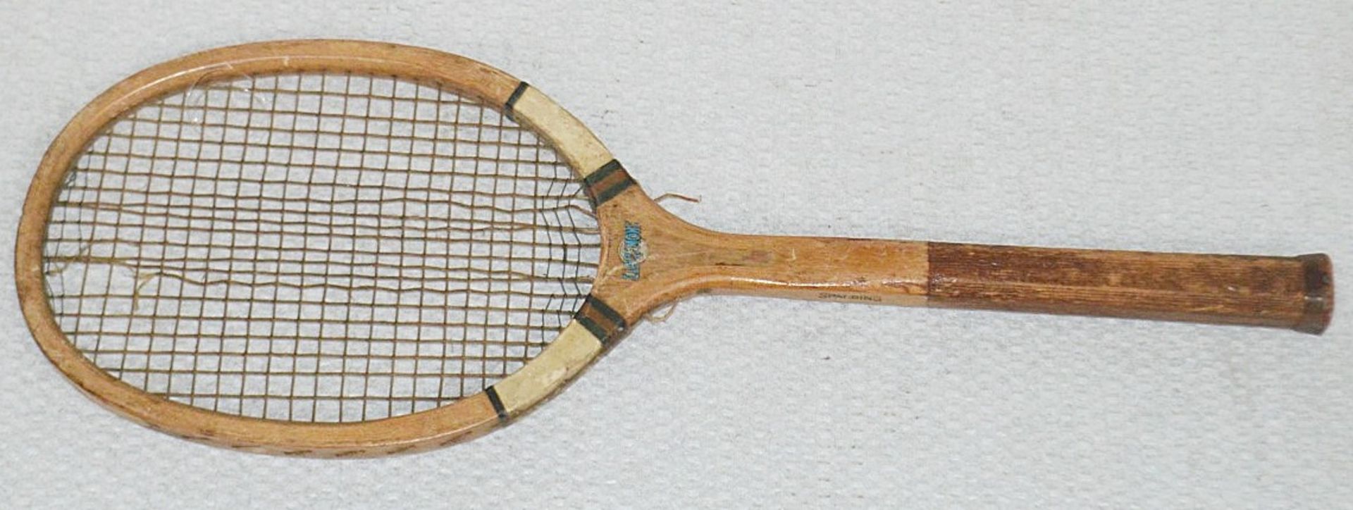 5 x Assorted Vintage Tennis Rackets - Ex-Display Props - Average Length: 69cm - Ref: HAR243 GIT - - Image 9 of 12