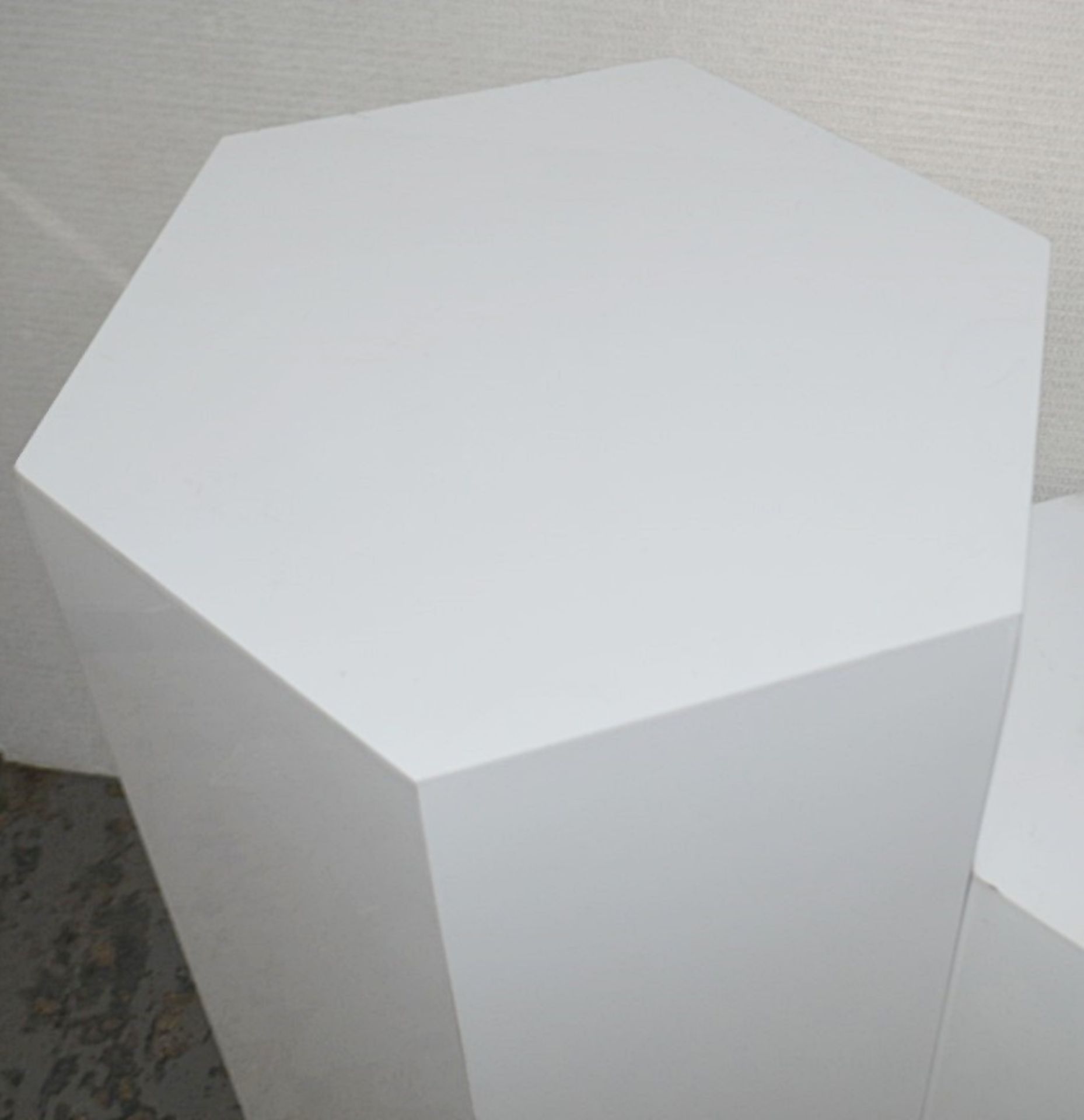 Set Of 3 x Hexegonal Display Plinths In White - Ex-Display Showroom Pieces - Ref: HAR241 GIT - CL987 - Image 5 of 7