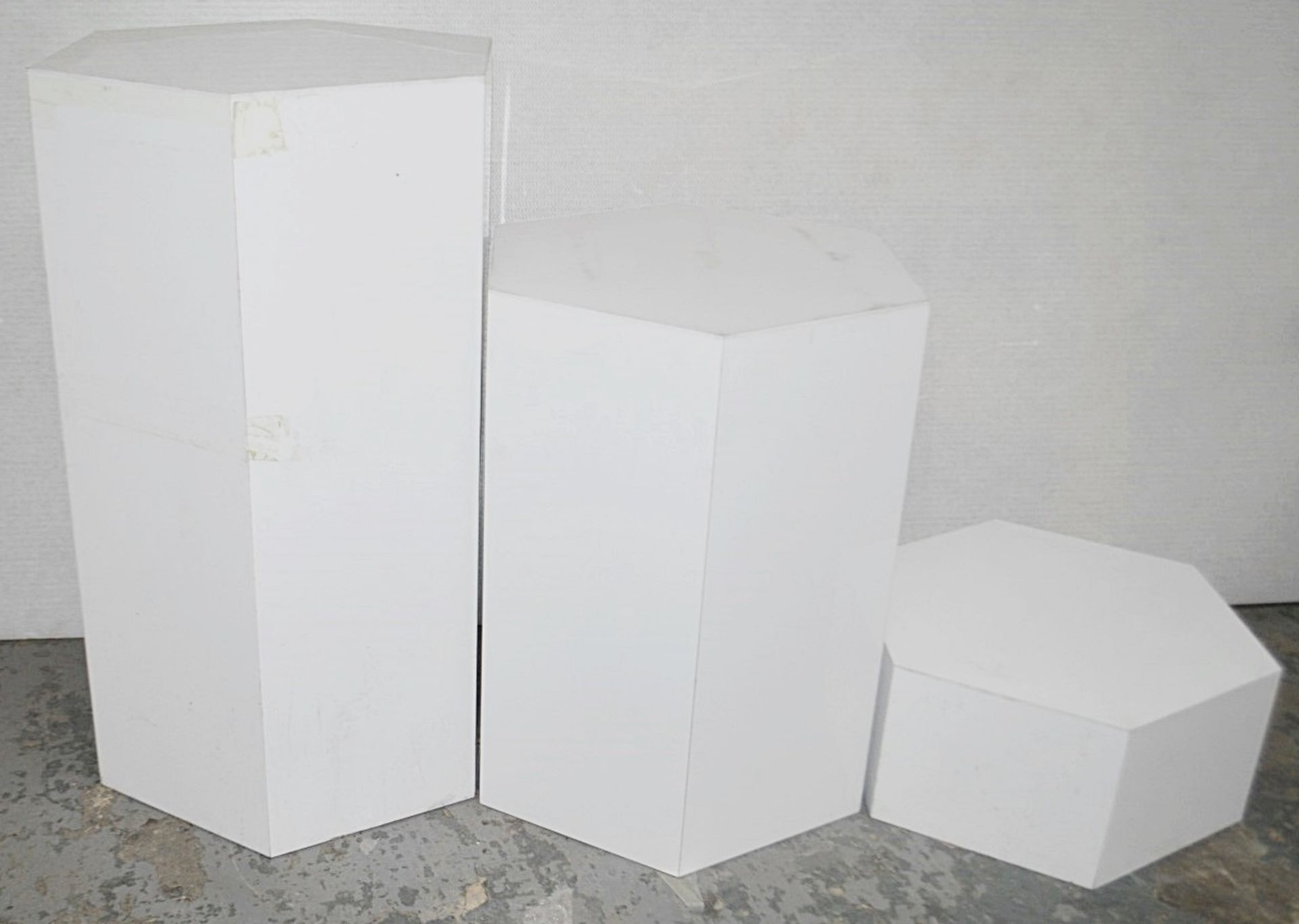 Set Of 3 x Hexegonal Display Plinths In White - Ex-Display Showroom Pieces - Ref: HAR241 GIT - CL987 - Image 3 of 7