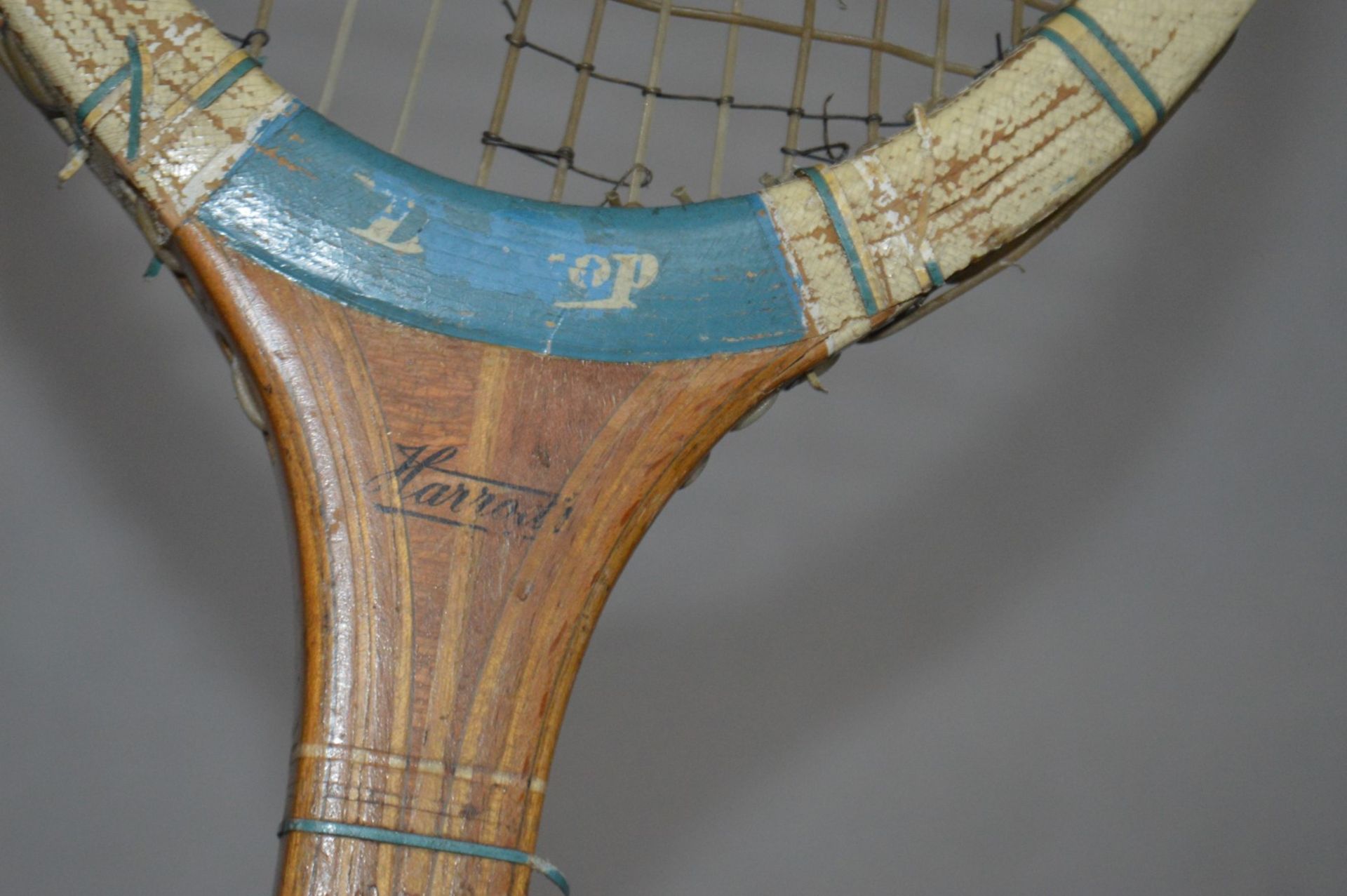 5 x Assorted Vintage Tennis Rackets - Ex-Display Props - Average Length: 69cm - Ref: HAR243 GIT - - Image 11 of 12