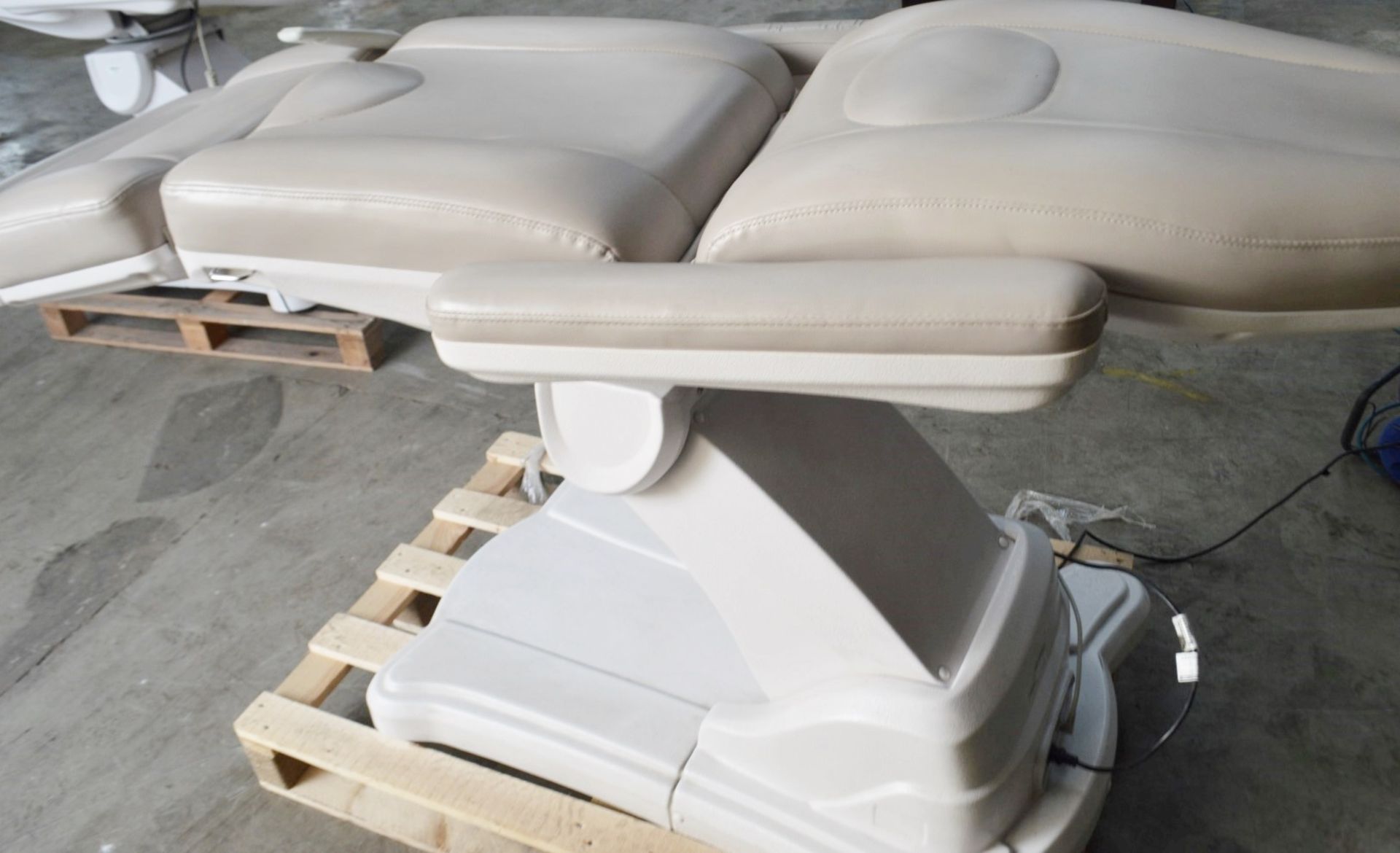 1 x Professional Electric-Hydraulic Massage Table Spa Bed With Remote Control - See Full Description - Image 11 of 15