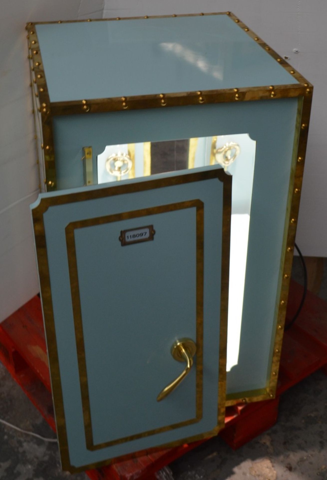 1 x Illuminated Bank Vault Safe-style Mirrored Retail Shop Display Box In Tiffany Blue - Dimensions: - Image 2 of 5