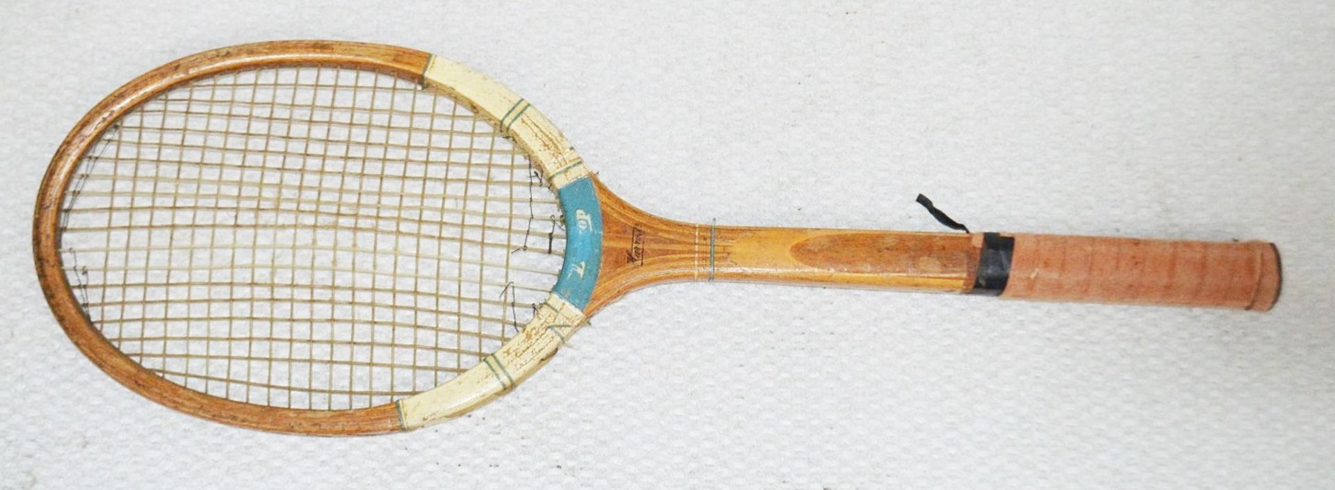 5 x Assorted Vintage Tennis Rackets - Ex-Display Props - Average Length: 69cm - Ref: HAR243 GIT - - Image 12 of 12