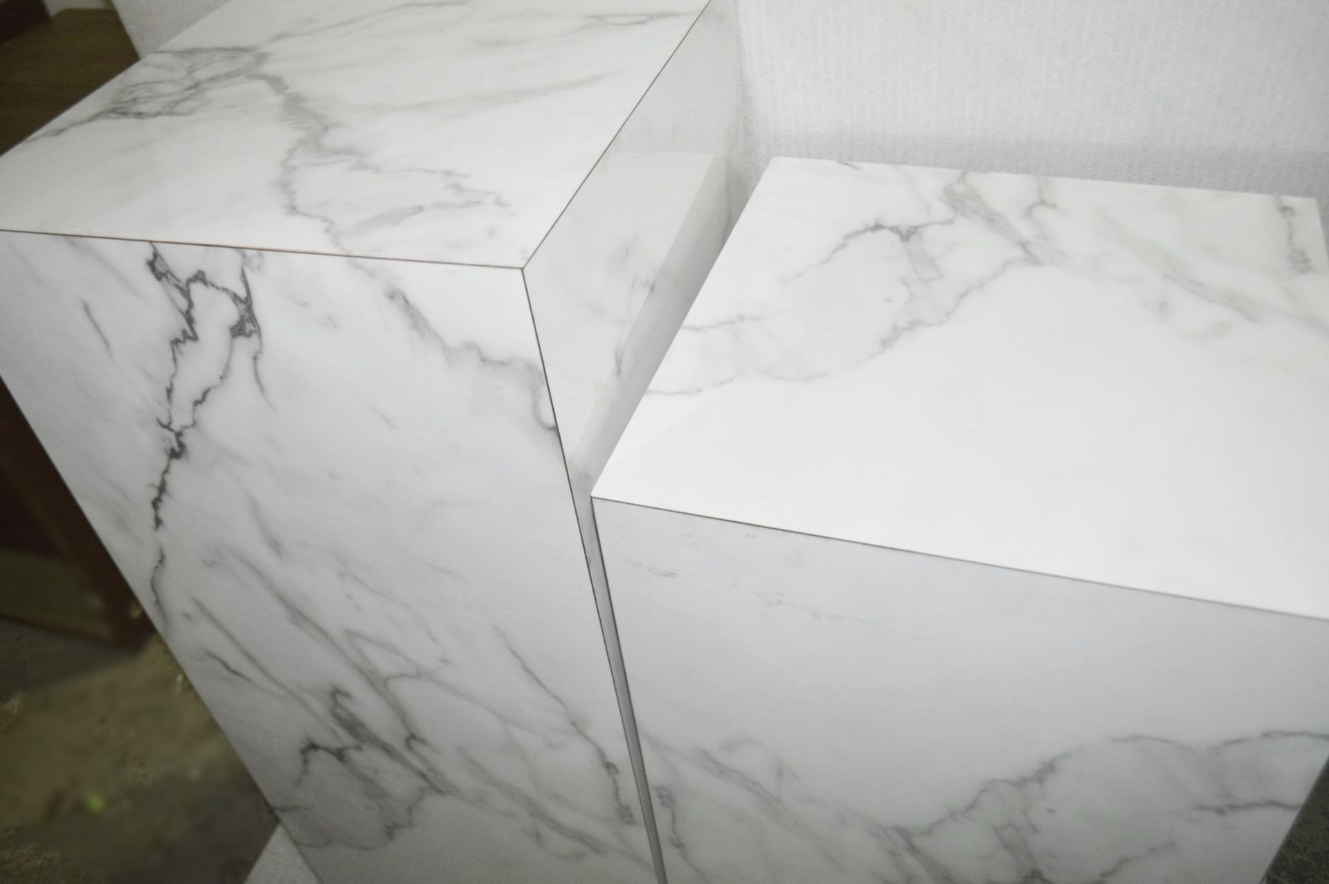 2 x Shop Display Plinths With A Faux-Marble Laminate Finish In WHITE With Brass Coloured Bases - Image 3 of 3