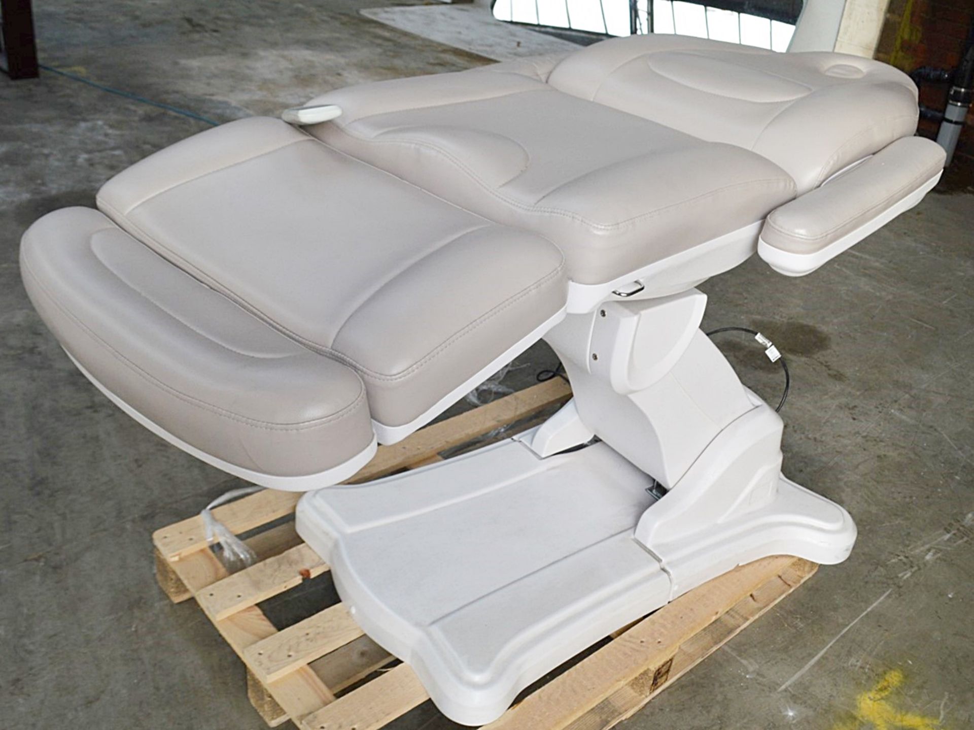 1 x Professional Electric-Hydraulic Massage Table Spa Bed With Remote Control - See Full Description - Image 12 of 15