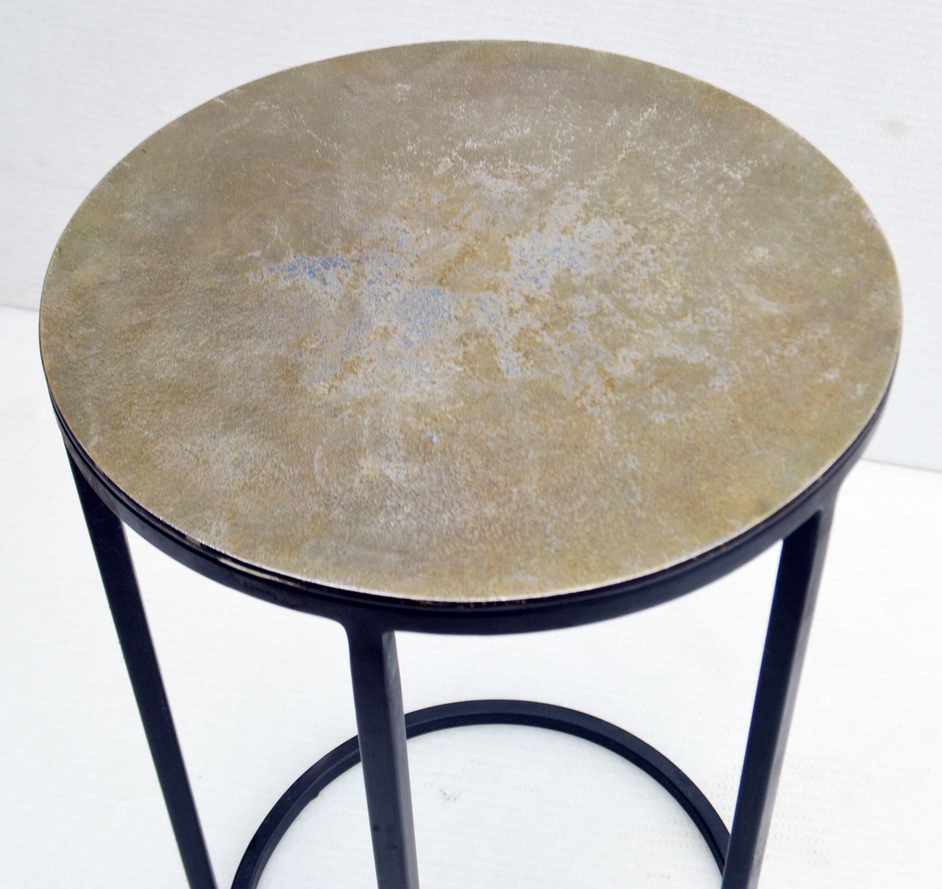 A Pair Of Elegant Circular Side Tables With Slim Metal Bases And Textured Brass Finish - Dimensions: - Image 3 of 4