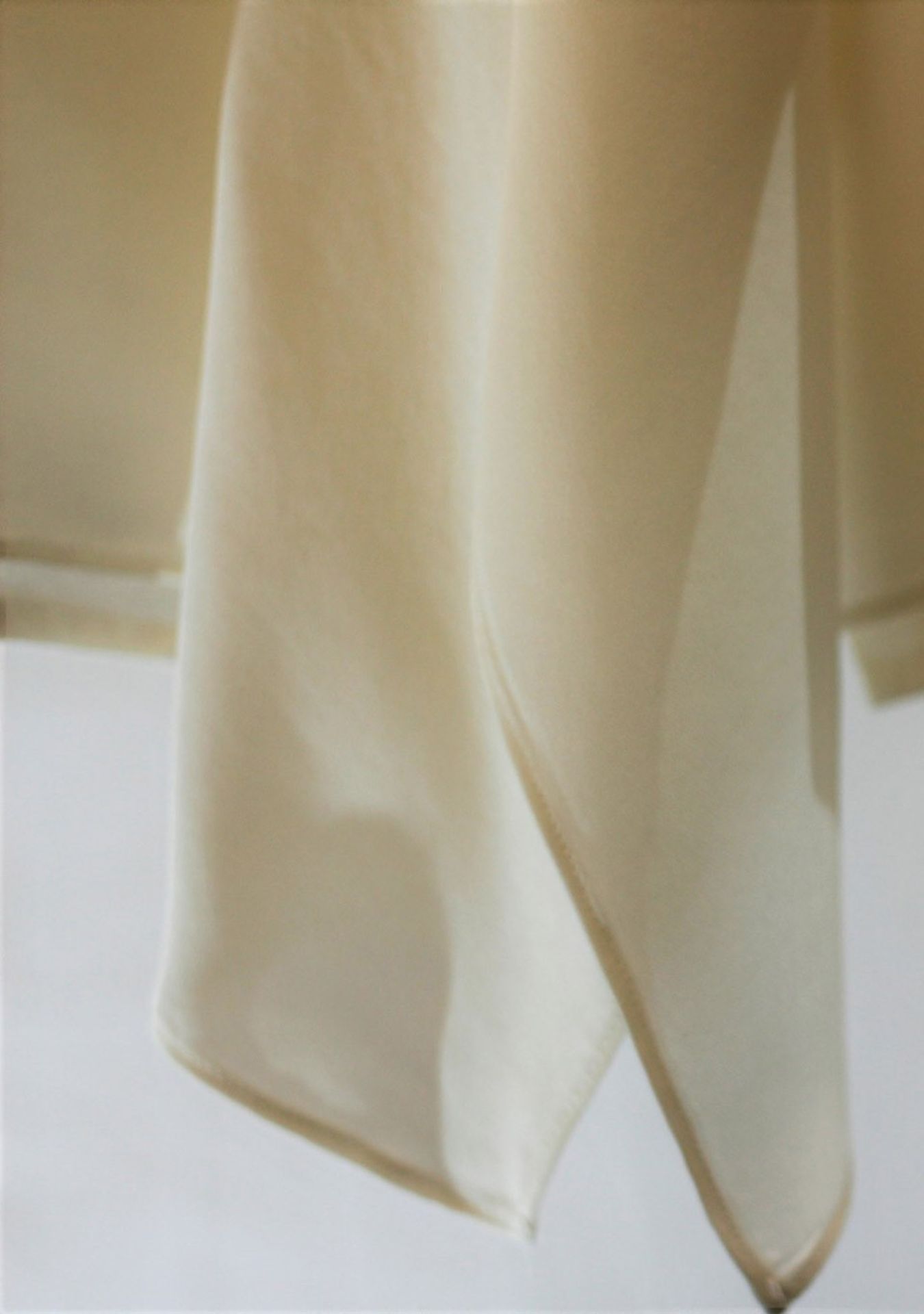 1 x Michael Kors Cream Blouse - Size: L - Material: 100% Silk - From a High End Clothing Boutique In - Image 2 of 4