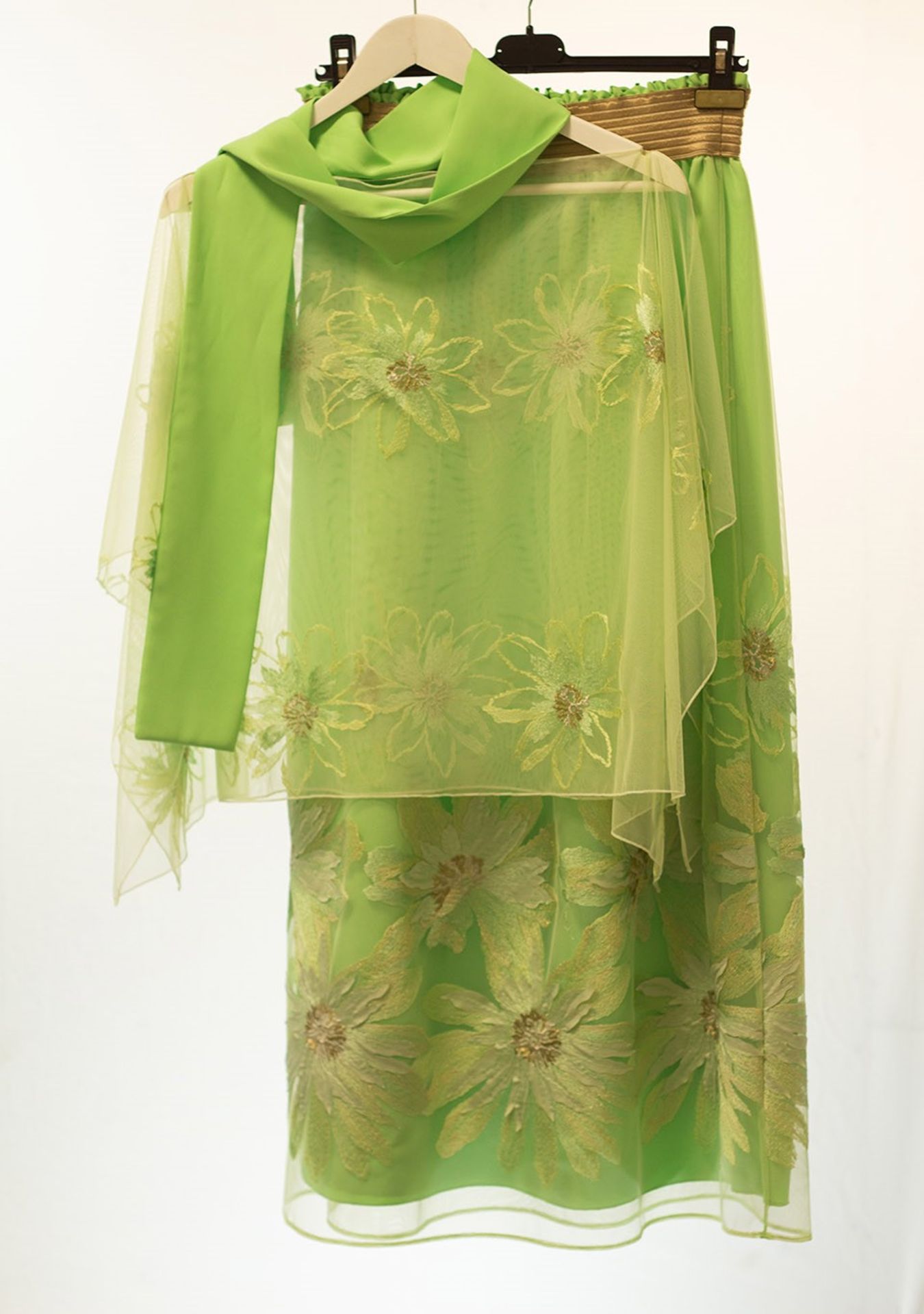 1 x Boutique Le Duc Green Skirt With Matching Scarf And Shawl - Size: 8 - Material: 100% Silk - From