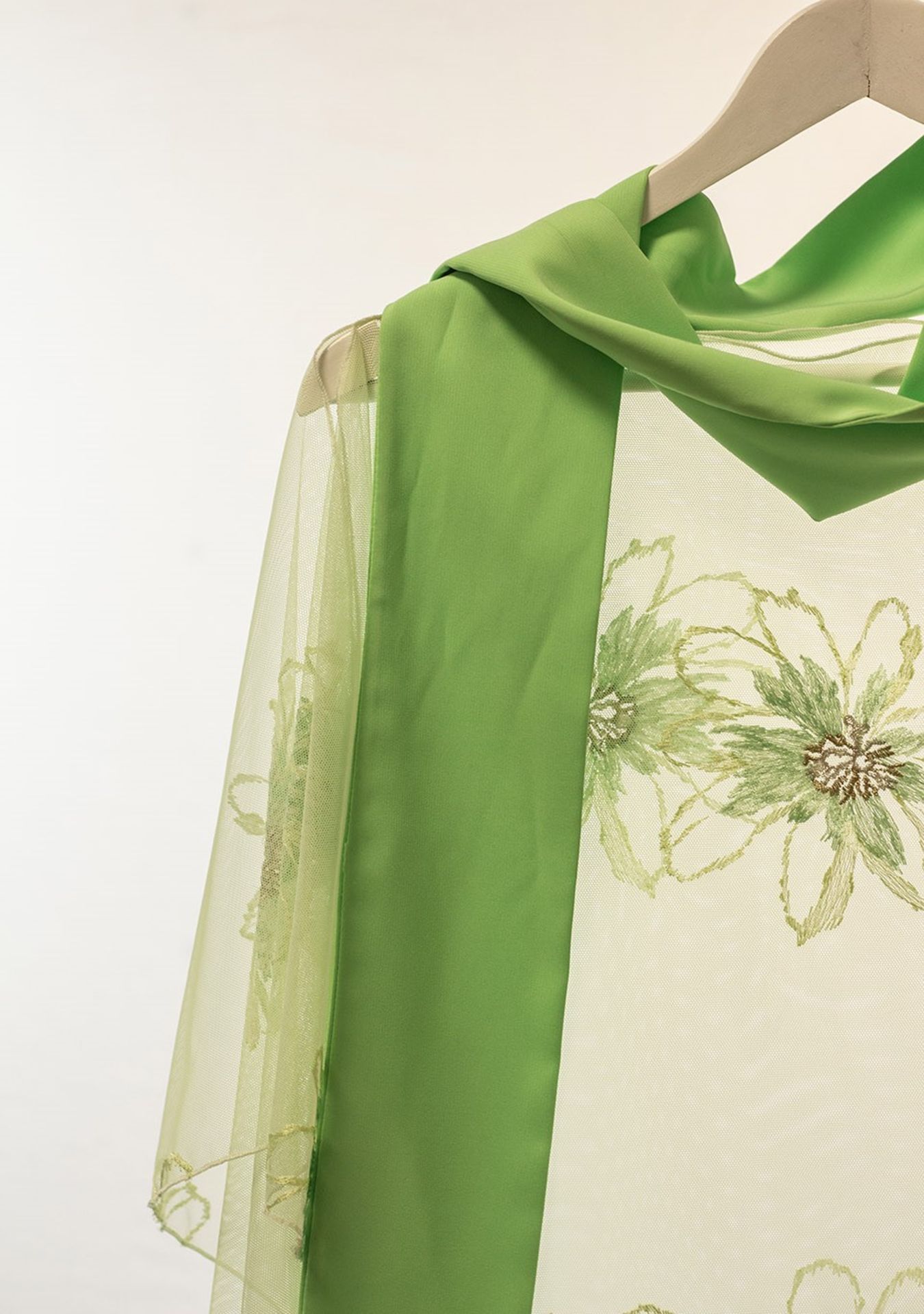 1 x Boutique Le Duc Green Skirt With Matching Scarf And Shawl - Size: 8 - Material: 100% Silk - From - Image 6 of 10