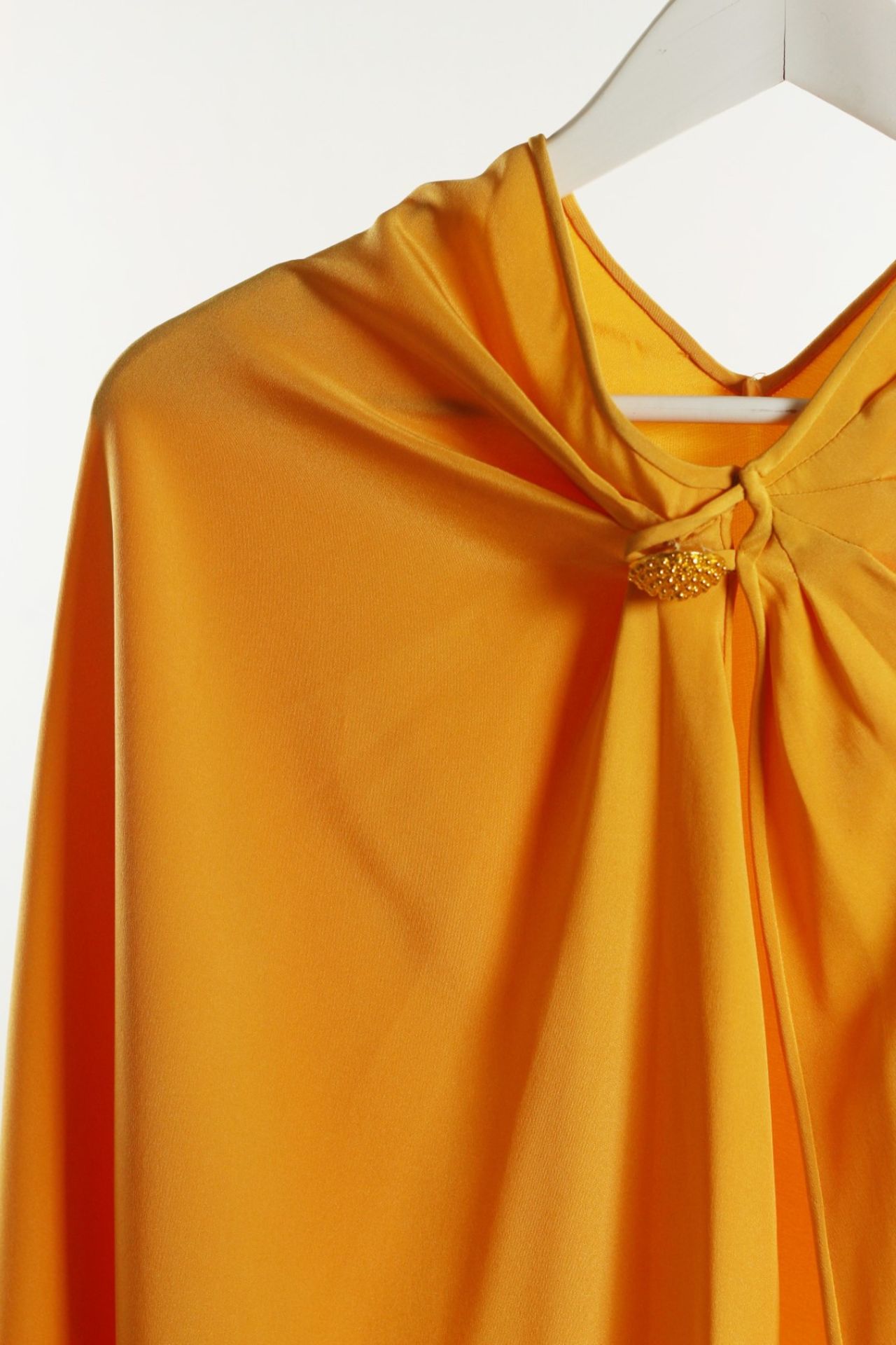 1 x Boutique Le Duc Apricot Wrap/Shawl - From a High End Clothing Boutique In The - Image 2 of 8