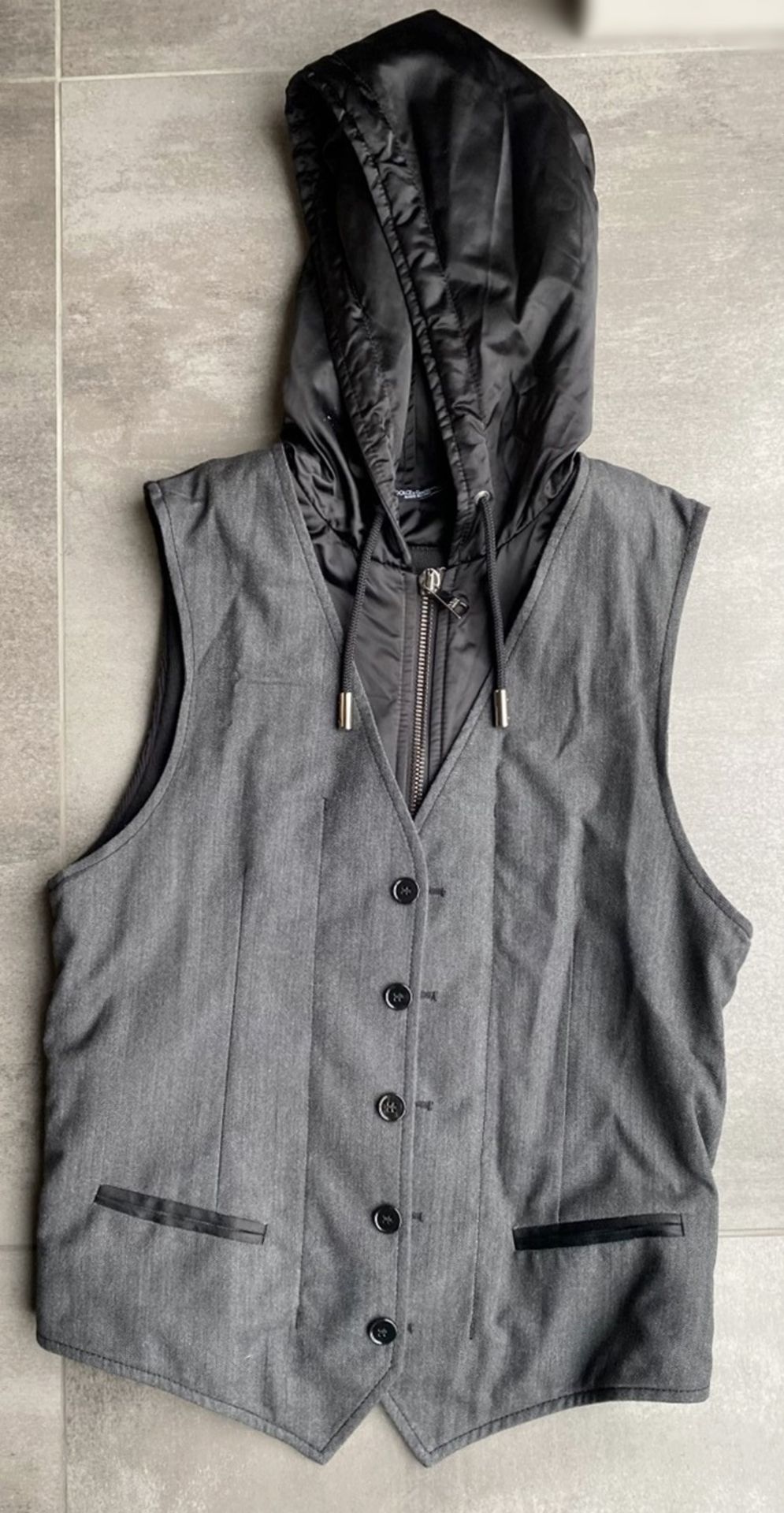 1 x Men's Genuine Dolce & Gabbana Hooded Gilet In Black & Grey - Size: 50 - Image 5 of 9