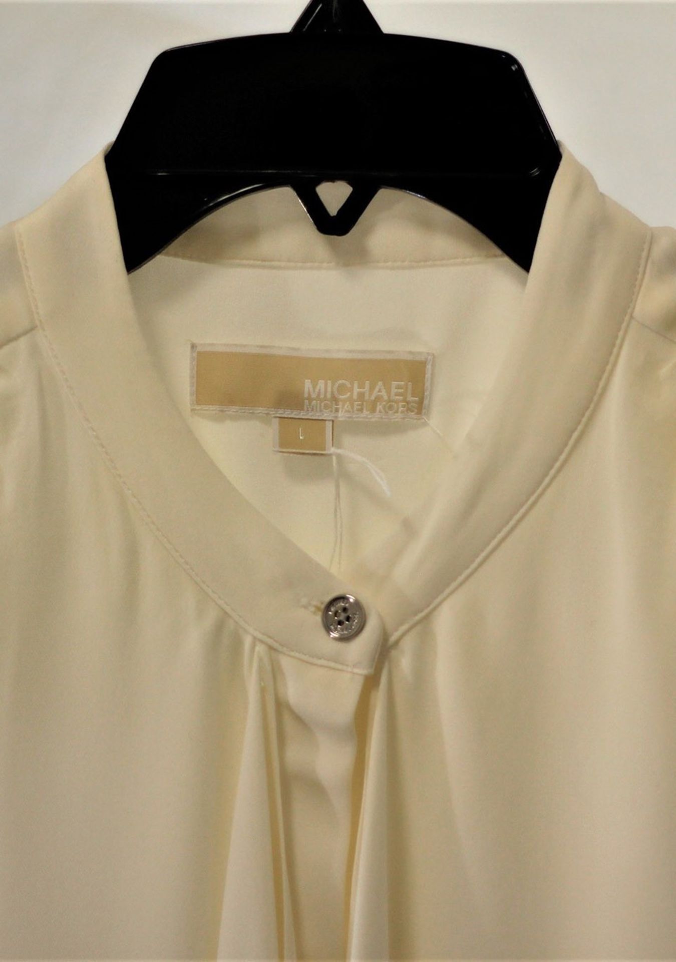 1 x Michael Kors Cream Blouse - Size: L - Material: 100% Silk - From a High End Clothing Boutique In - Image 4 of 4