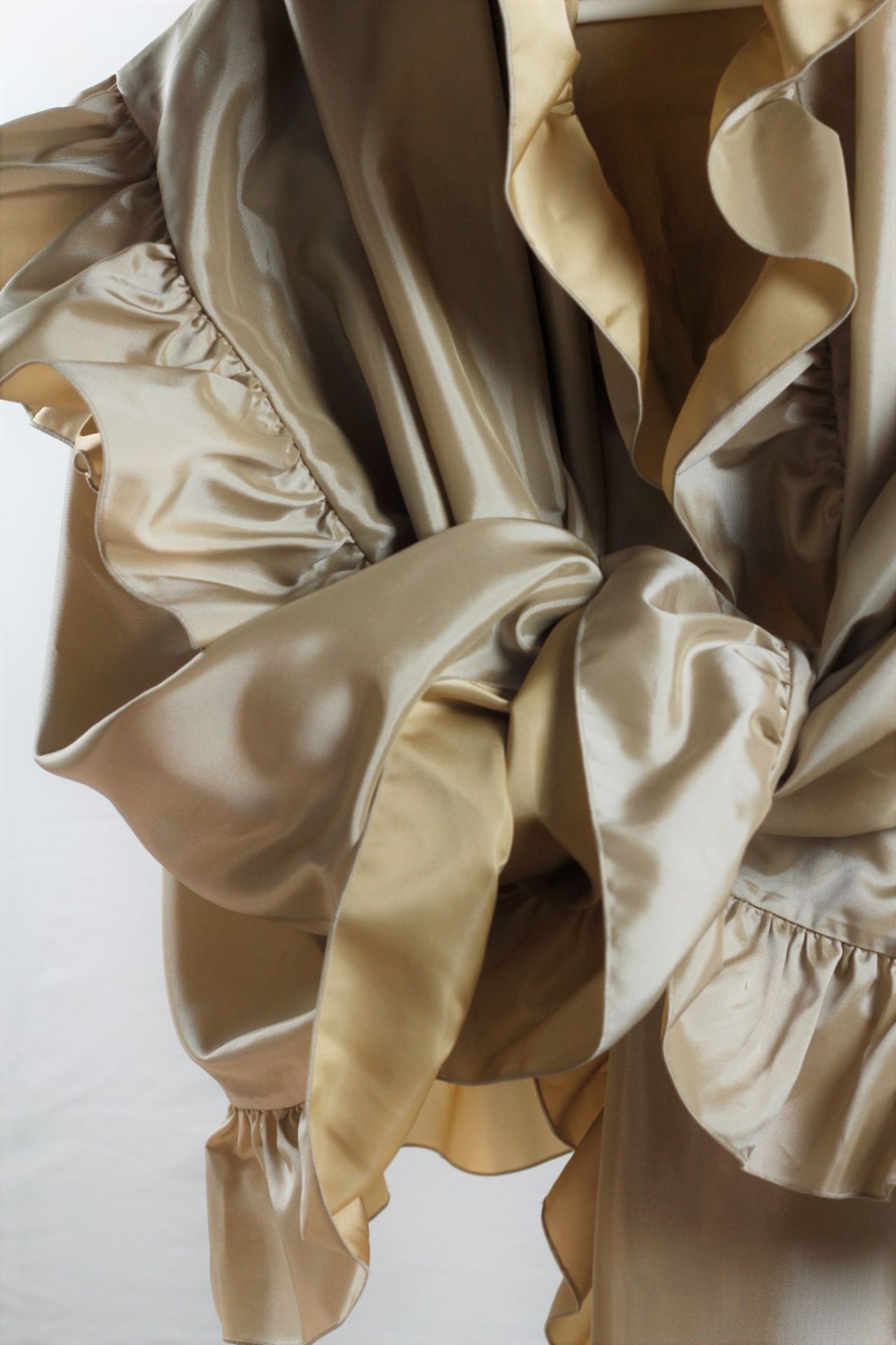 1 x Boutique Le Duc Champagne Wrap/Shawl - From a High End Clothing Boutique In The - Image 3 of 8
