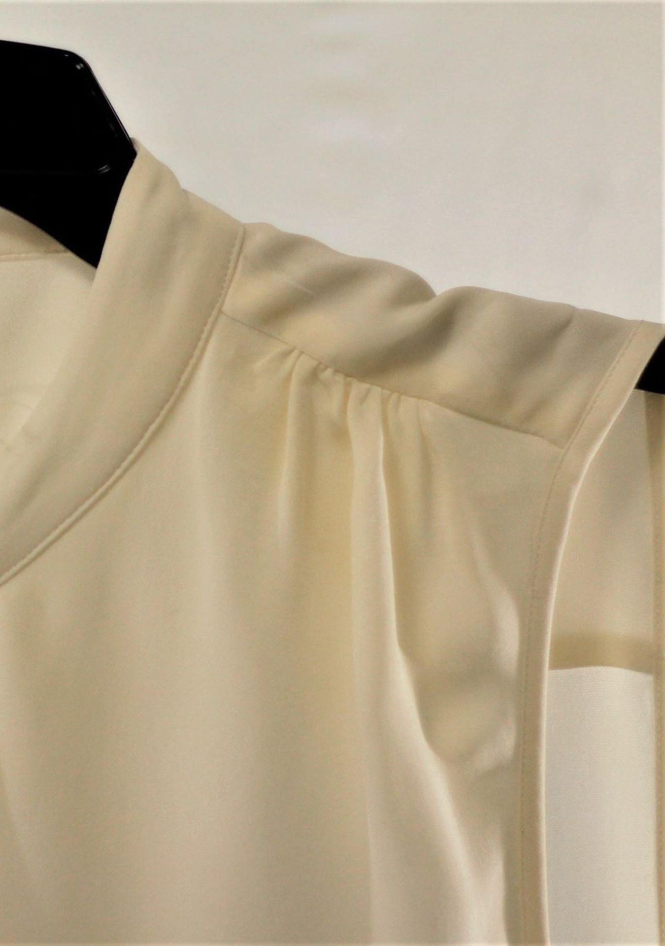 1 x Michael Kors Cream Blouse - Size: L - Material: 100% Silk - From a High End Clothing Boutique In - Image 3 of 4