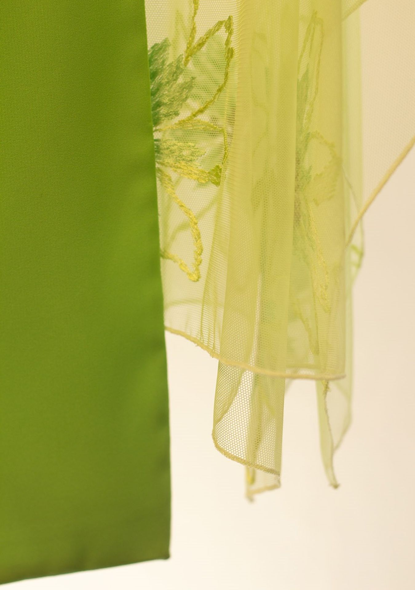 1 x Boutique Le Duc Green Skirt With Matching Scarf And Shawl - Size: 8 - Material: 100% Silk - From - Image 7 of 10