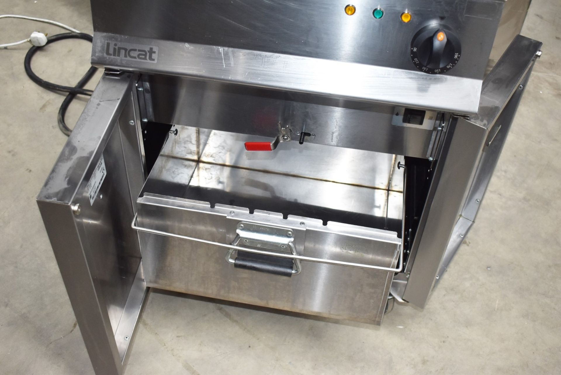 1 x Lincat Opus 800 OE8108 Single Tank Electric Fryer With Filtration - 37L Tank With Two - Image 9 of 17
