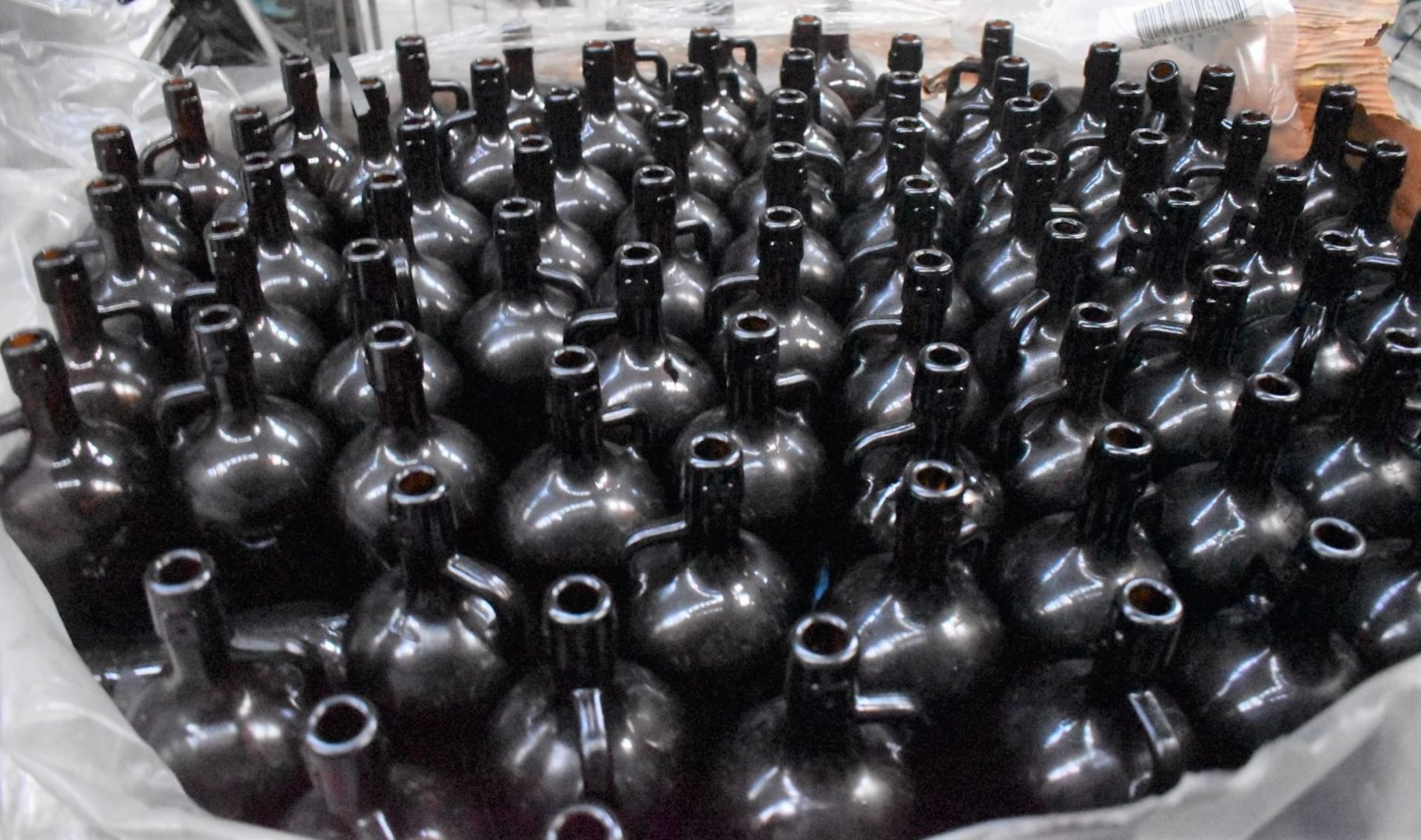 Approx 300 x Amber Gass Beer Growler Bottles With Handles - 100cl Capacity - Unused Stock - - Image 2 of 11