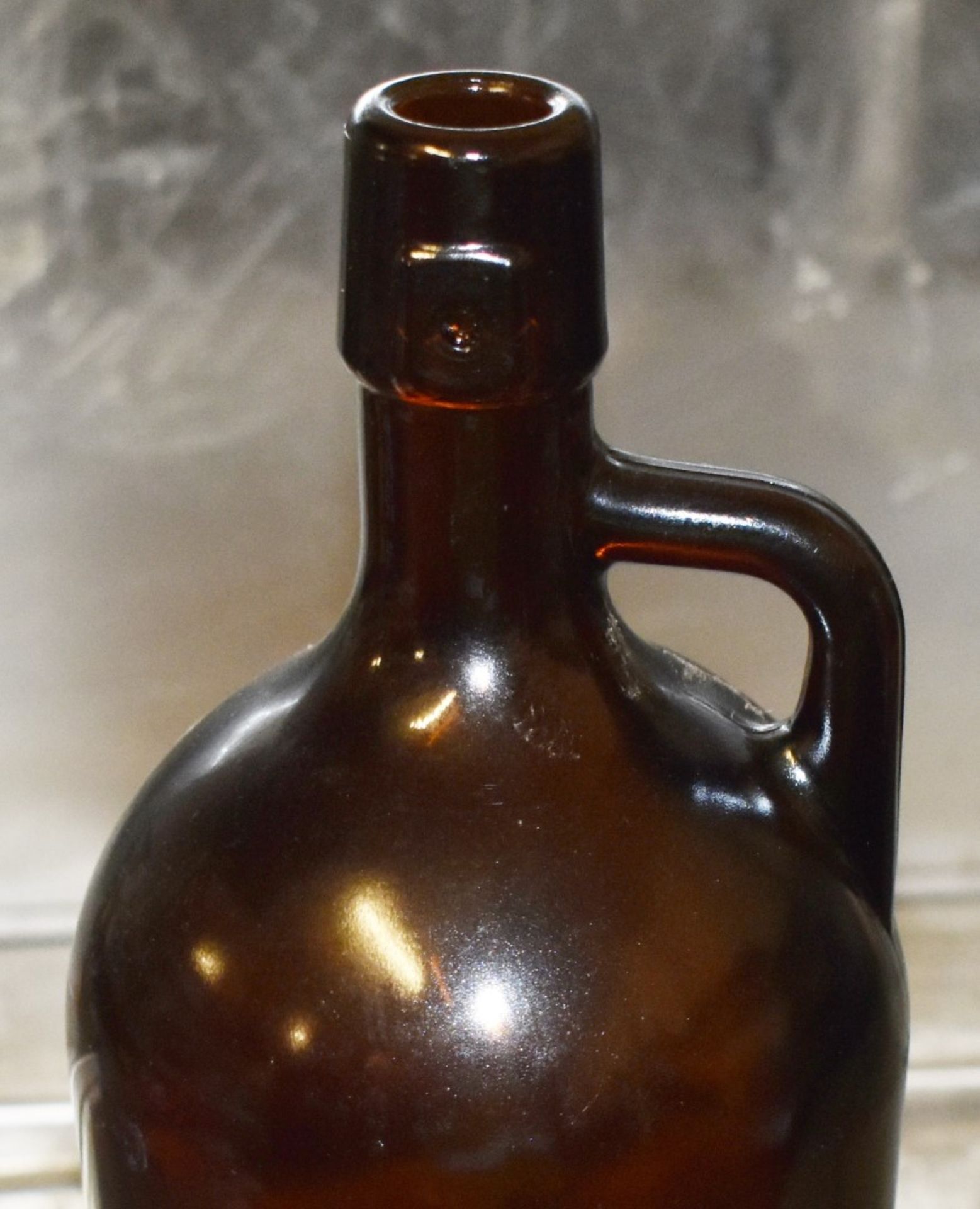 Approx 300 x Amber Gass Beer Growler Bottles With Handles - 100cl Capacity - Unused Stock - - Image 10 of 11