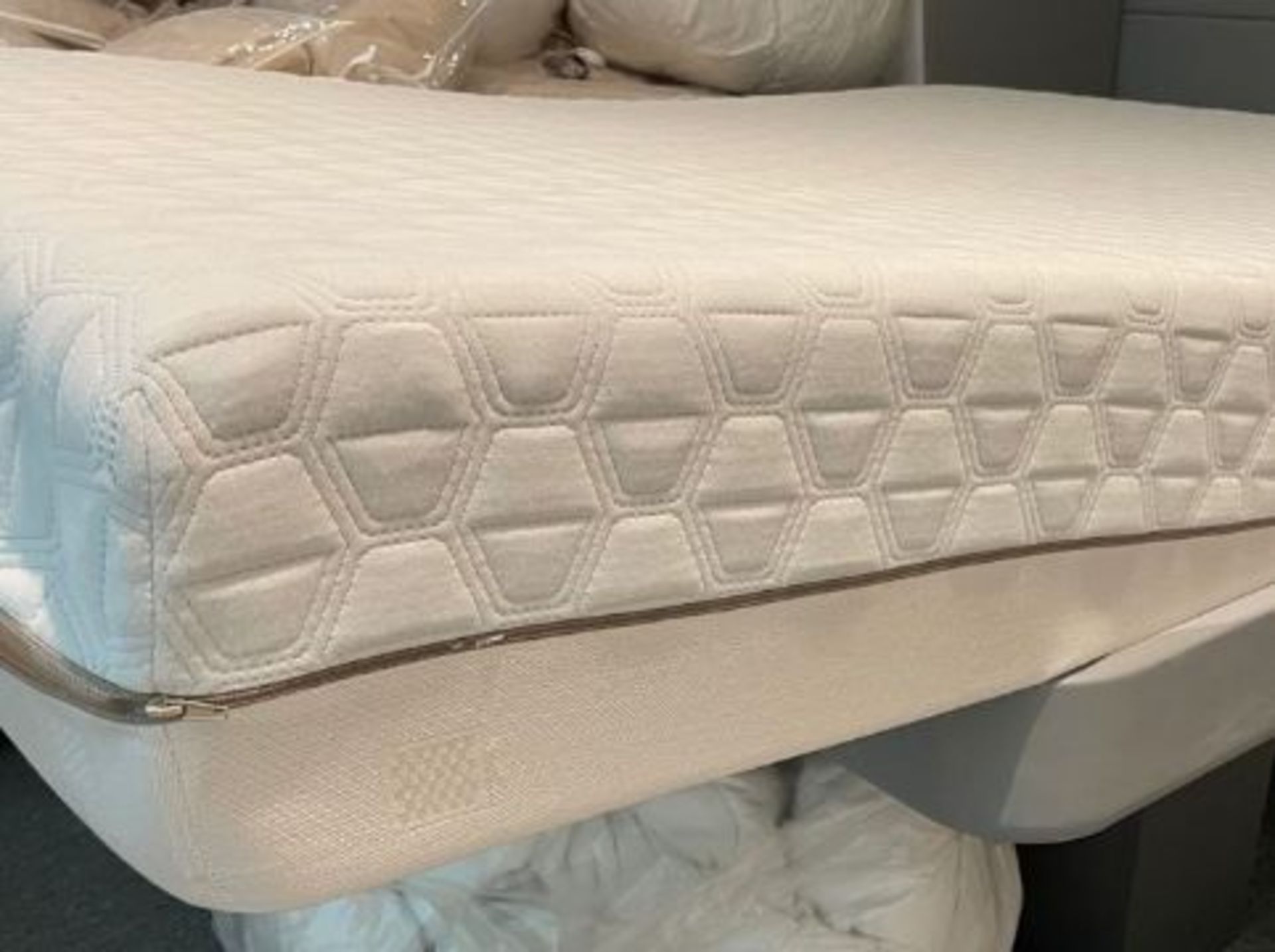 1 x Double Adjustable Space Saving Smart Bed With Serta Motion Memory Foam Mattress - Signature - Image 2 of 8