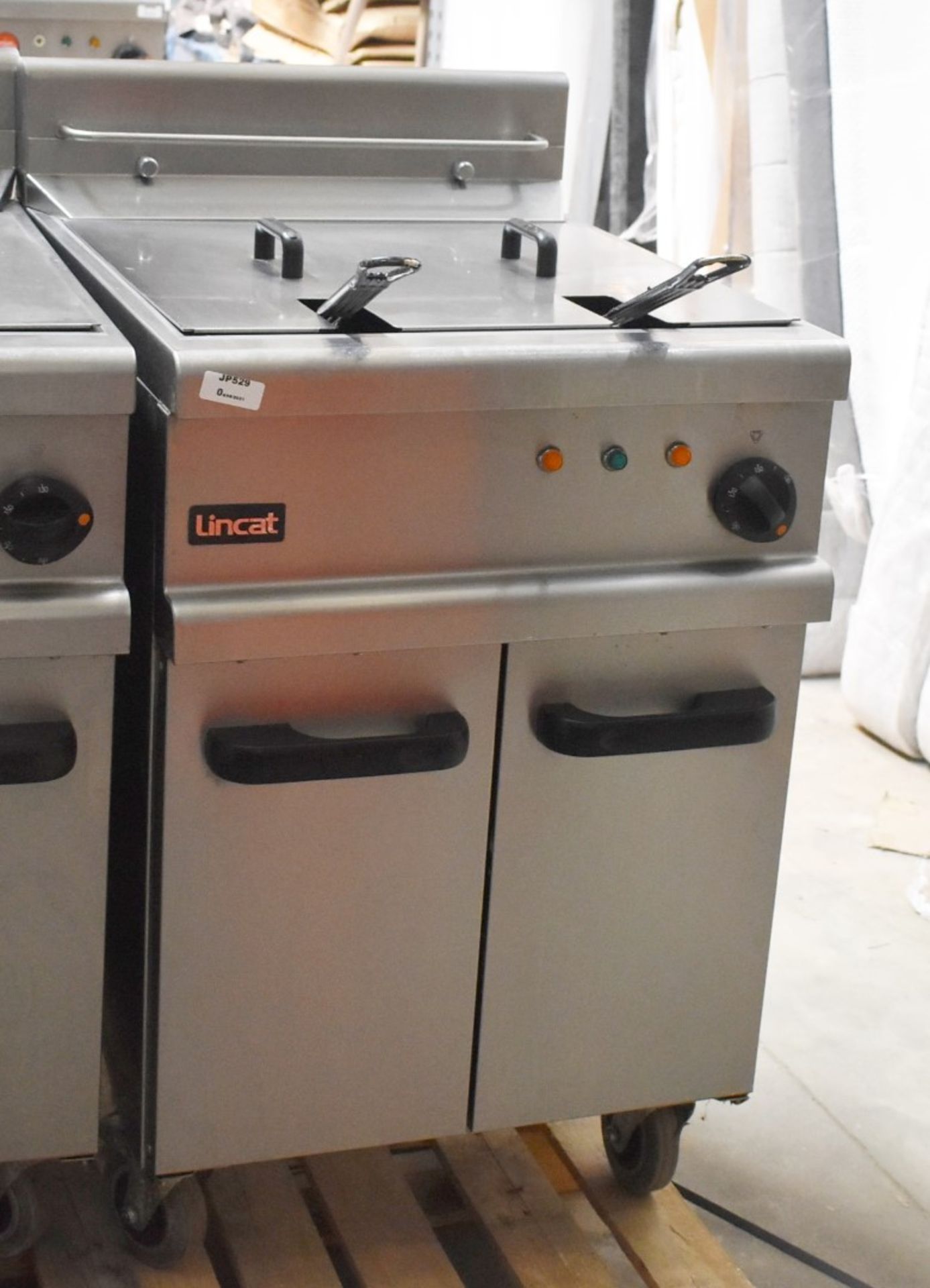 1 x Lincat Opus 700 OE7113 Single Large Tank Electric Fryer With Built In Filteration - 240V / 3PH P - Image 11 of 11