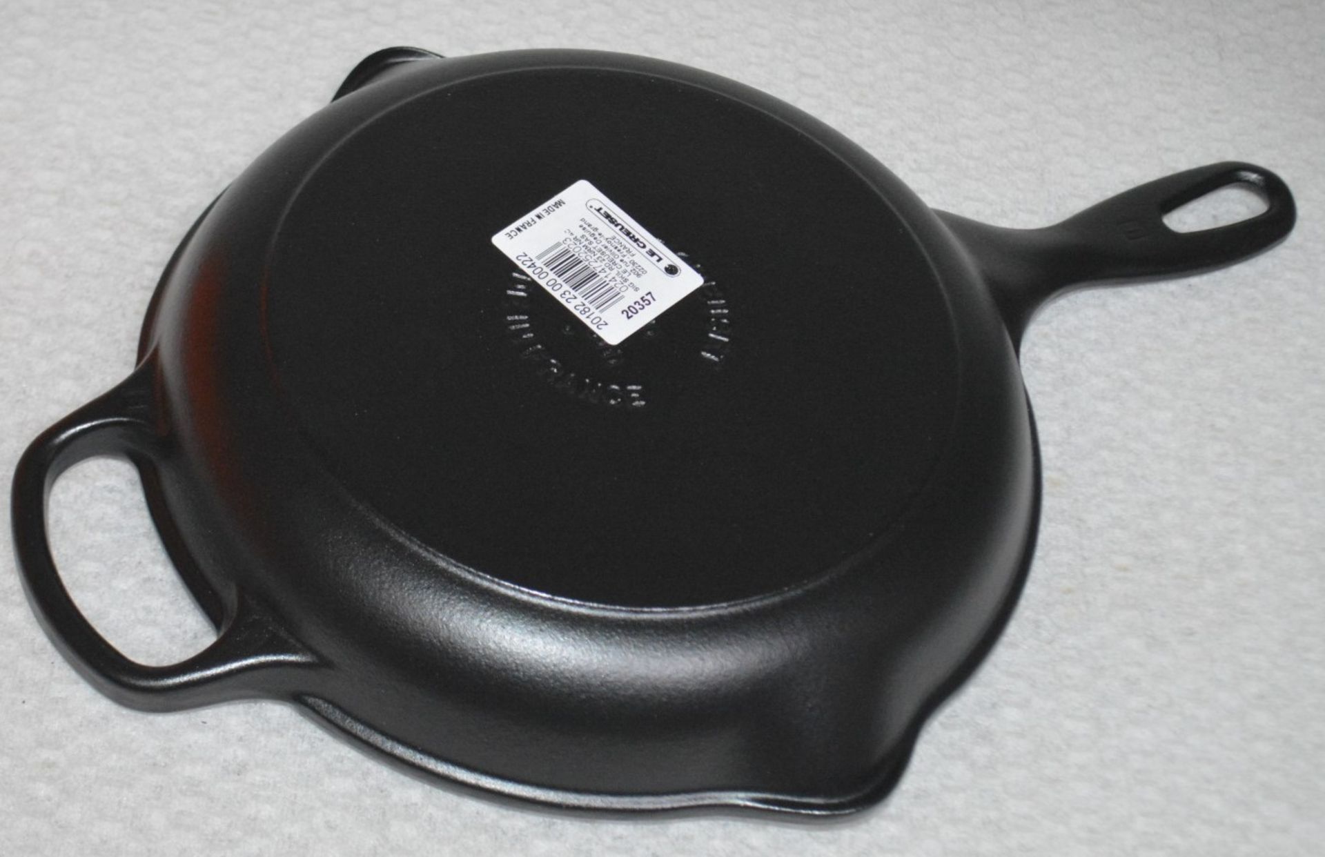 1 x LE CREUSET Signature Cast Iron Round Skillet In Matt Black (23cm) - Original Price £94.95 - Image 4 of 7