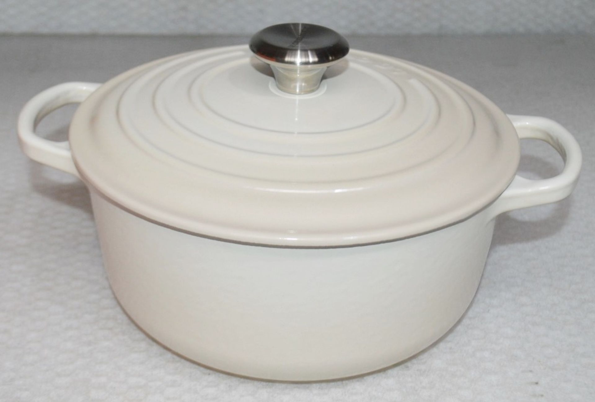 1 x LE CREUSET Signature Cast Iron Round Casserole Dish With Lid In Meringue (20cm) - RRP £200.00 - Image 2 of 10