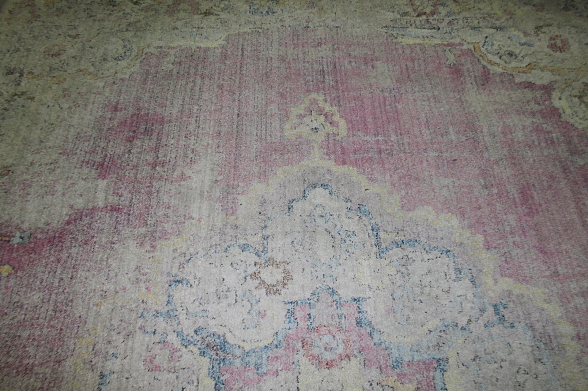1 x Large Rug Featuring An Distressed Classical-Style Design In Pink - Ex-Showroom Piece - - Image 3 of 3