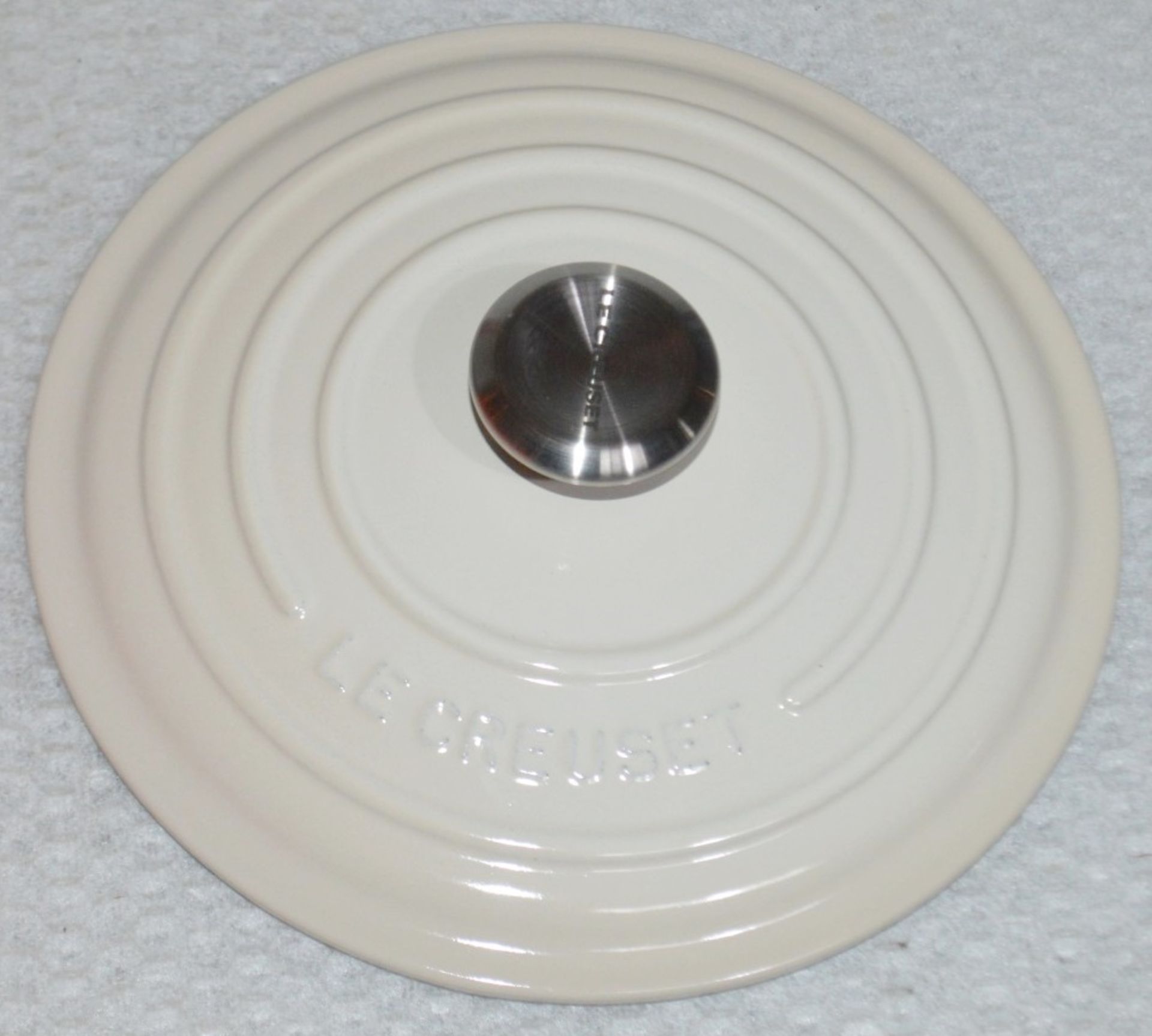 1 x LE CREUSET Signature Cast Iron Round Casserole Dish With Lid In Meringue (20cm) - RRP £200.00 - Image 3 of 10