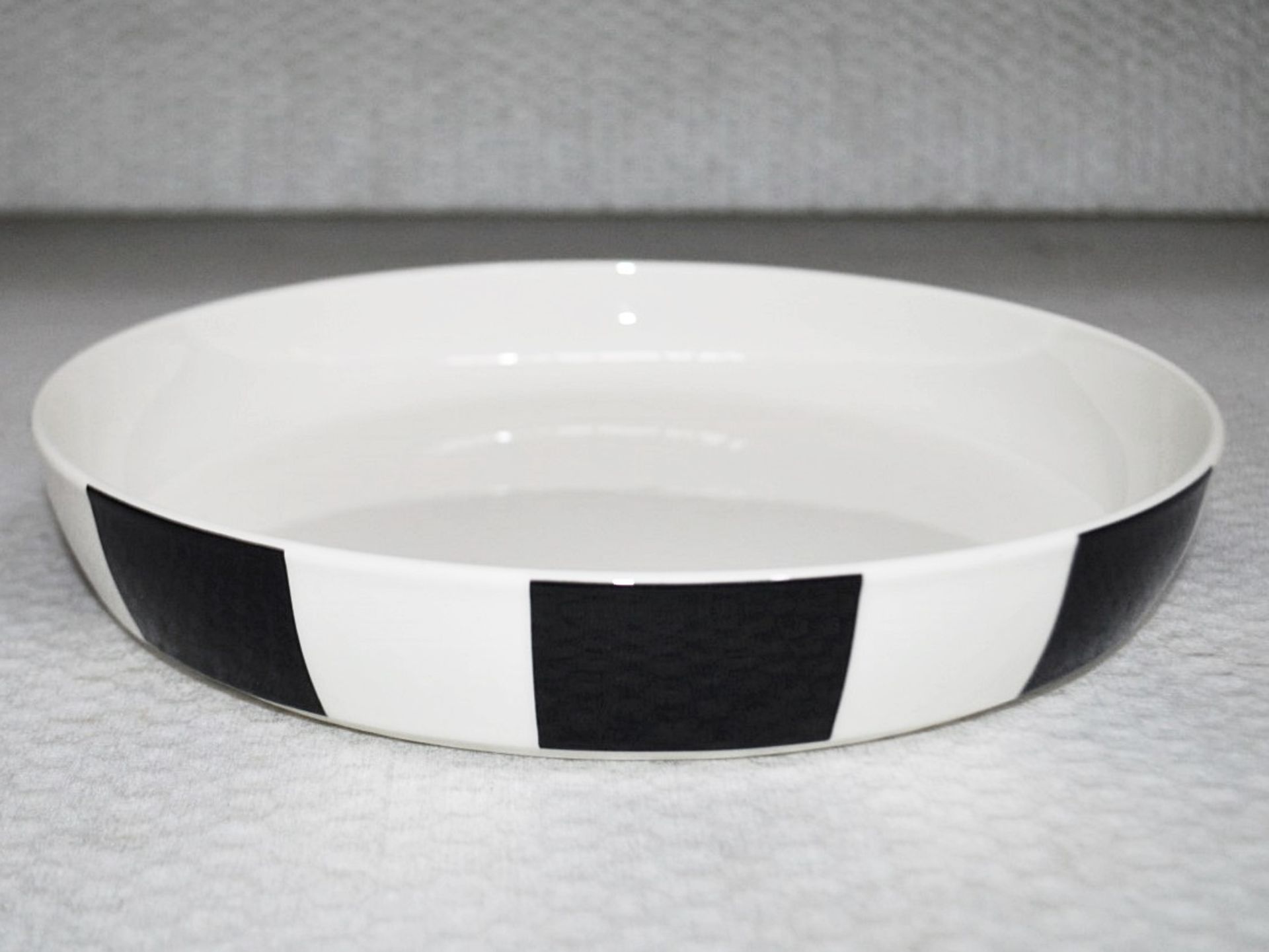 1 x VILLEROY & BOCH Premium Porcelain 2-Tone Bowl - Made In Germany - Dimensions: ø23.5cm x H4cm