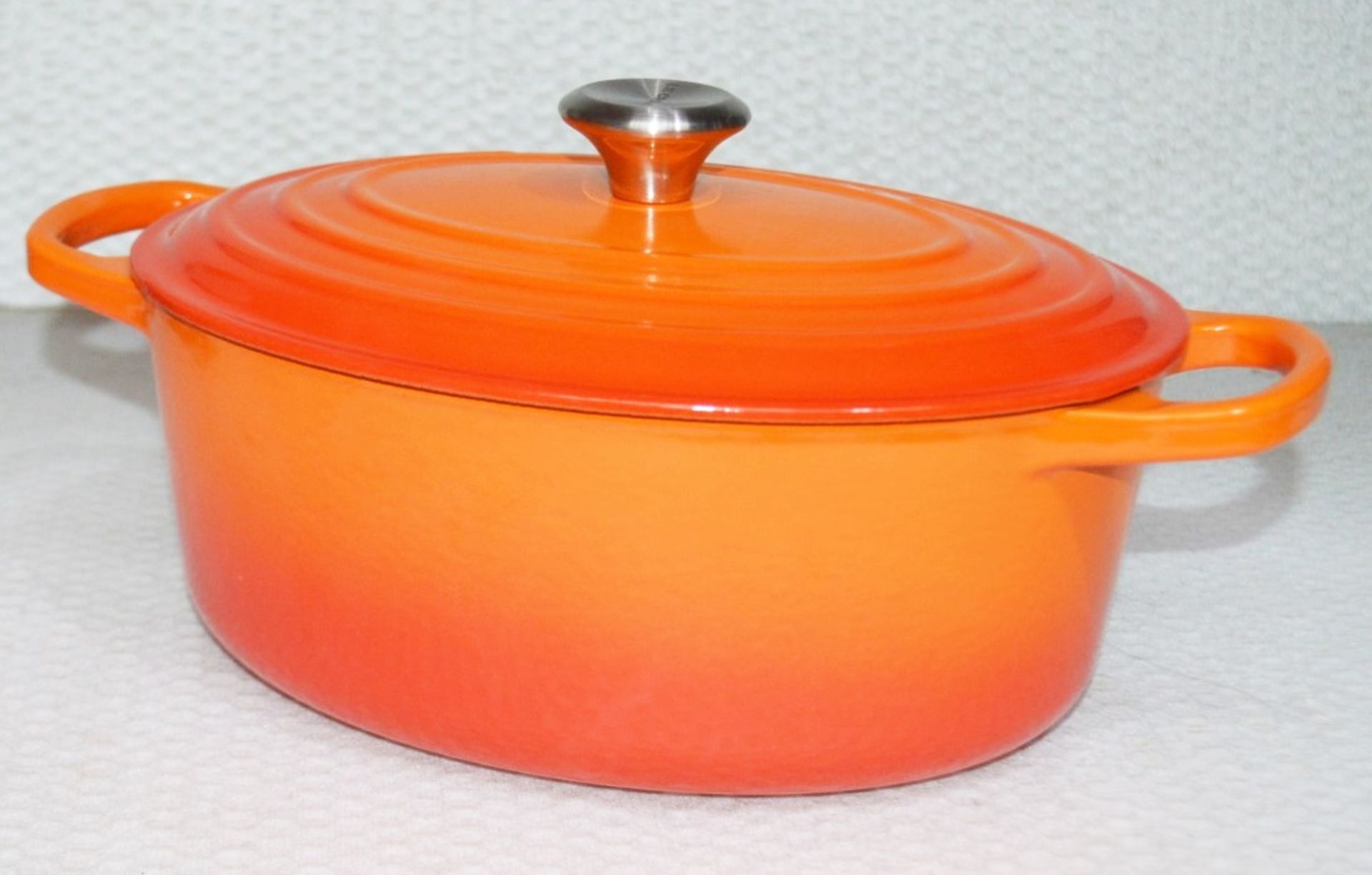 1 x LE CREUSET Signature Cast Iron Oval Casserole Dish With Lid In Volcanique Flame Orange ( - Image 3 of 9