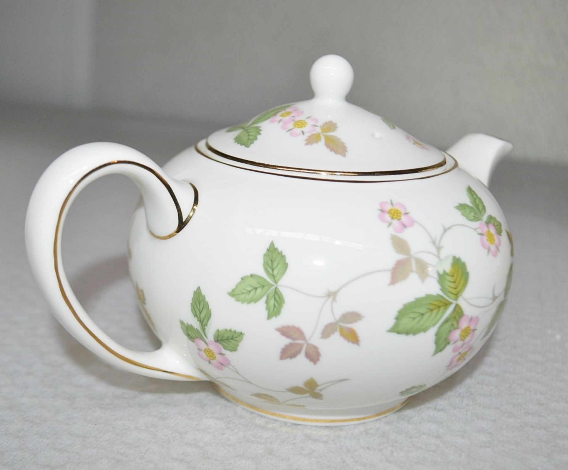 1 x WEDGWOOD Small Wild Strawberry Teapot Featuring A 22-Karat Gold Rim - Read Full Description - Image 4 of 8