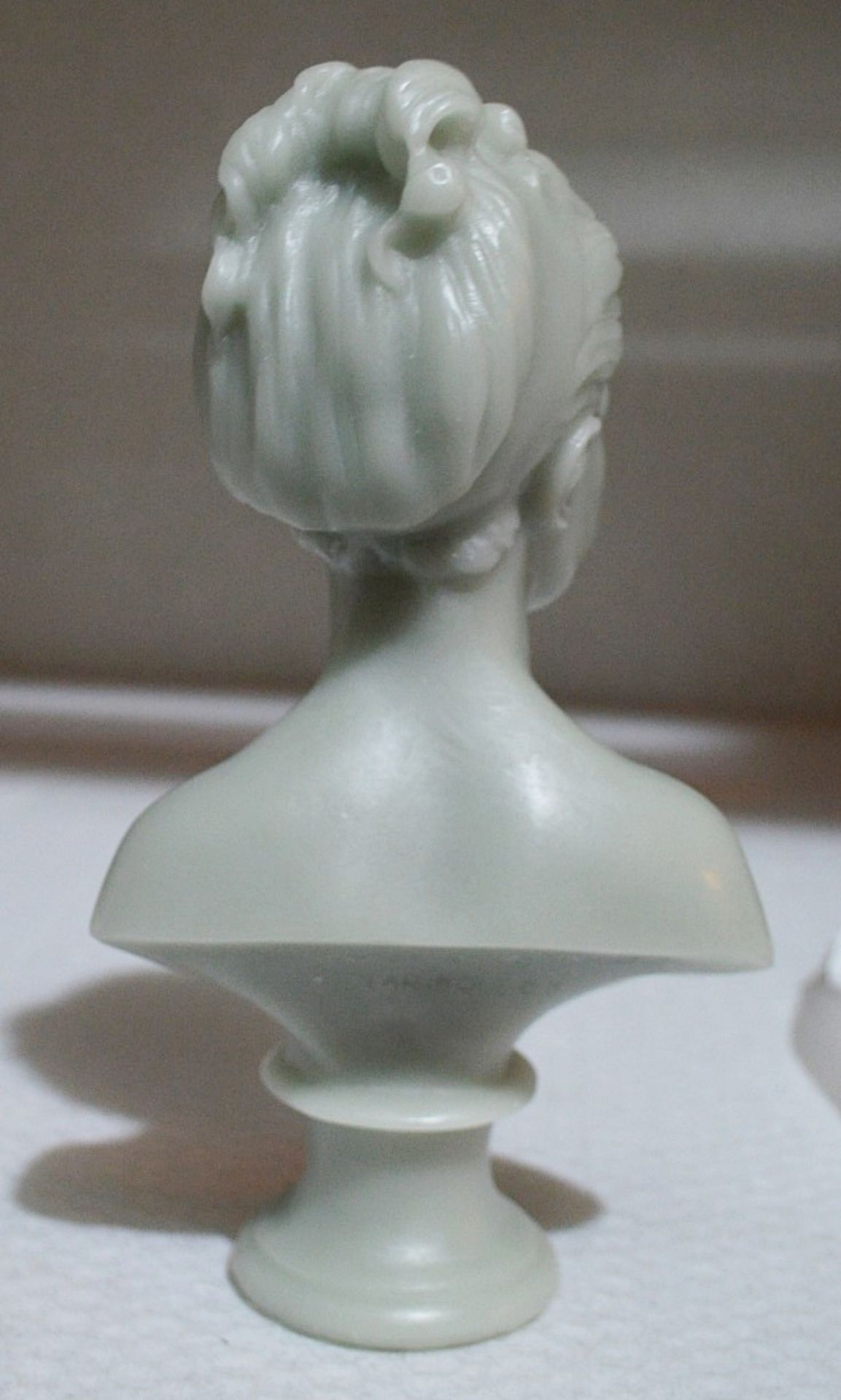 1 x CIRE TRUDON Louise Bust Candle In Green/Grey - Original Price £110.00 - Height: 21cm approx - - Image 8 of 11