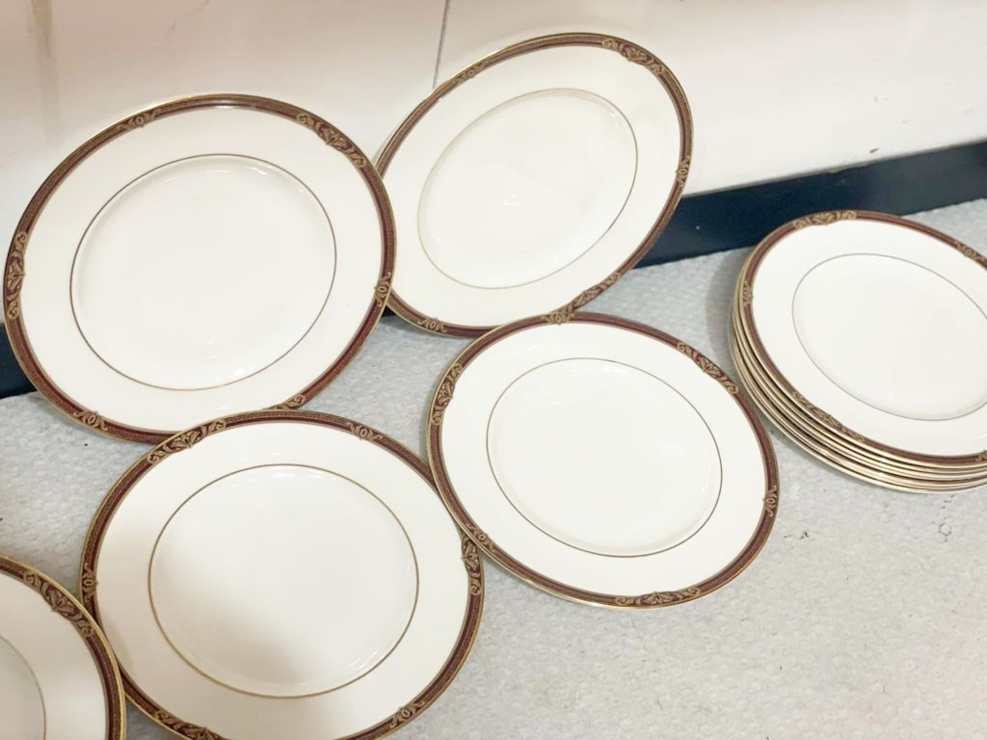 1 x Tennyson Royal Doulton Set Of Plates - Ref: AUR127 - CL652 - Location: Altrincham WA14 16 x - Image 12 of 13