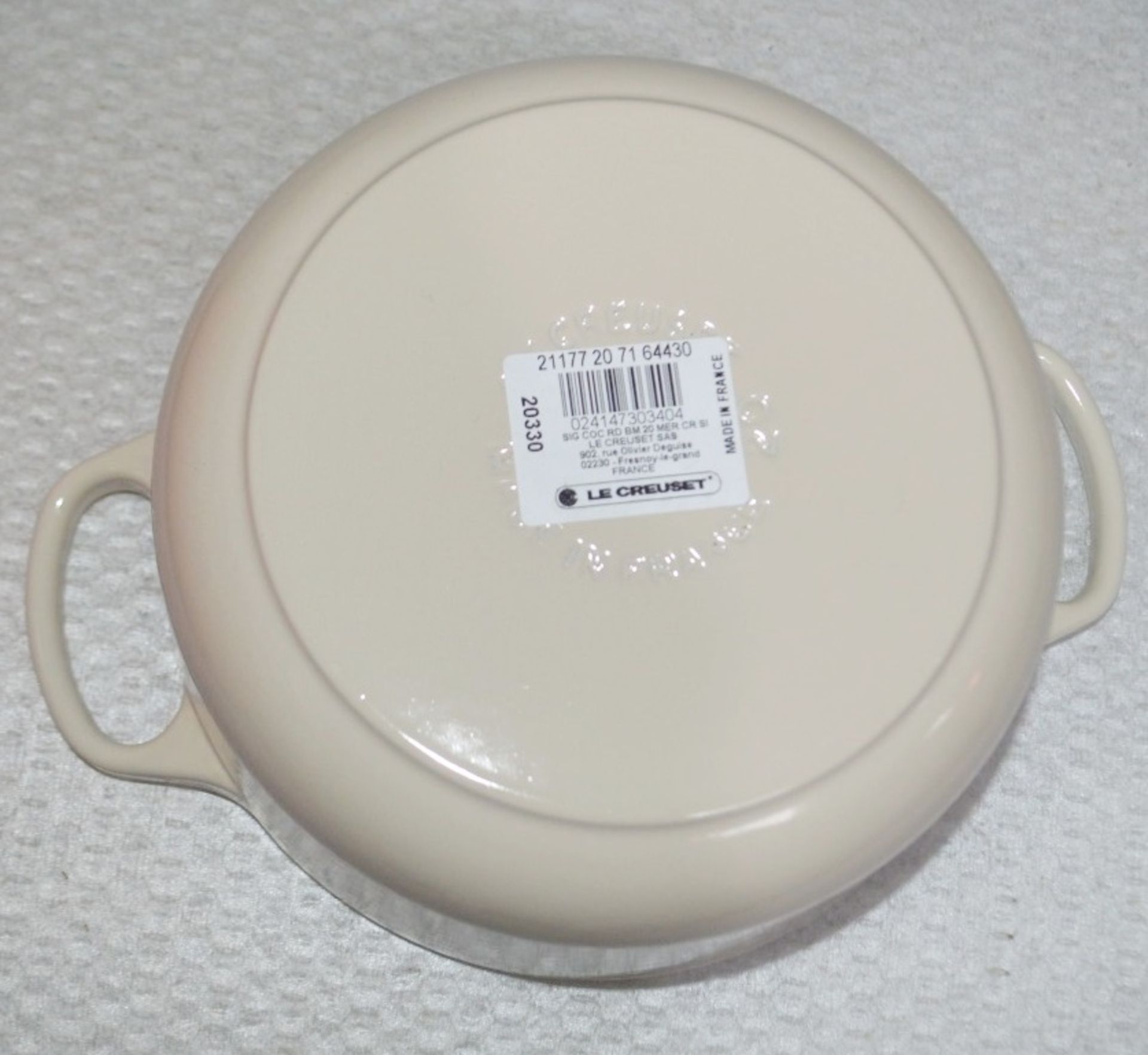 1 x LE CREUSET Signature Cast Iron Round Casserole Dish With Lid In Meringue (20cm) - RRP £200.00 - Image 4 of 10