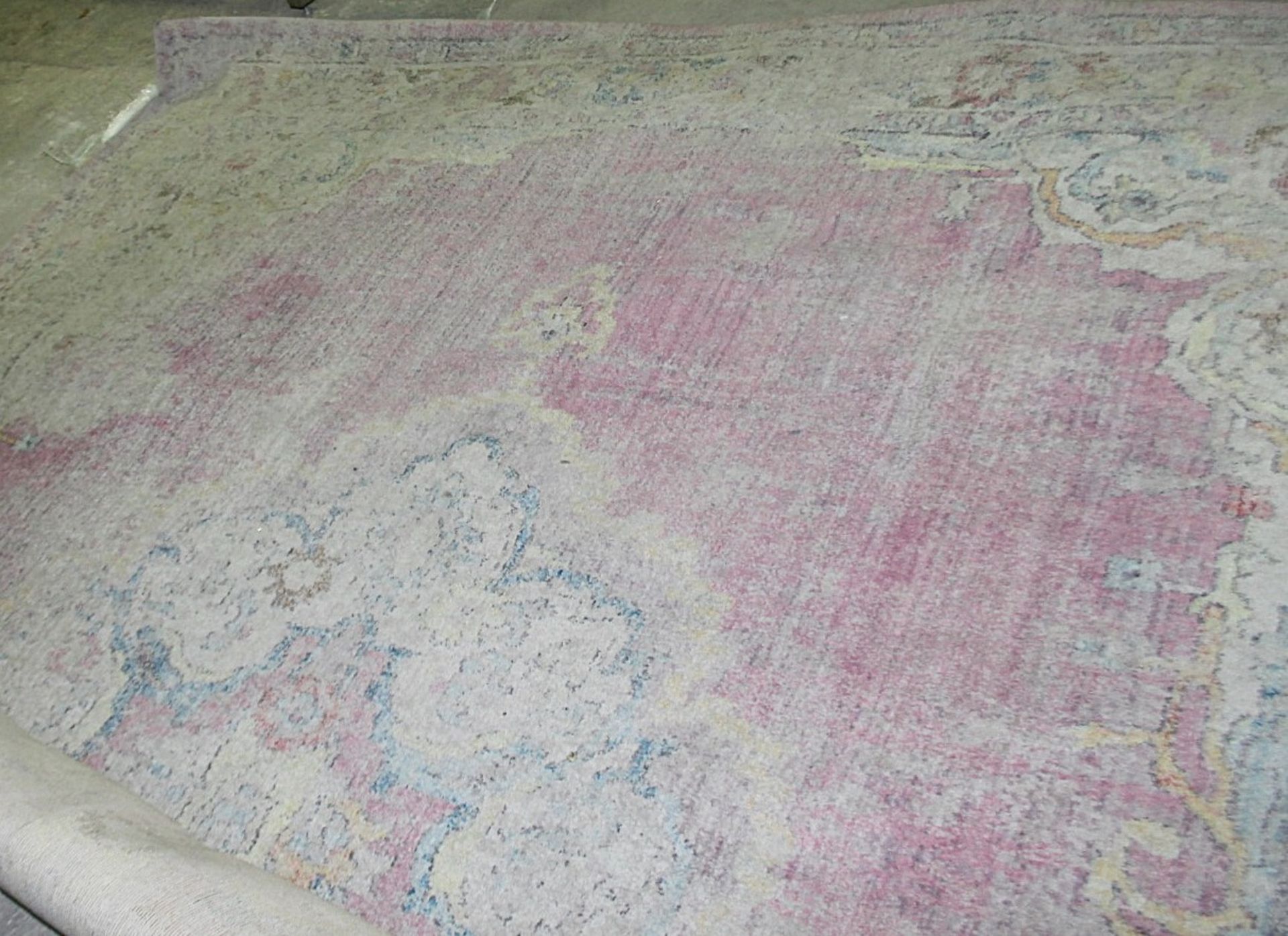 1 x Large Rug Featuring An Distressed Classical-Style Design In Pink - Ex-Showroom Piece -