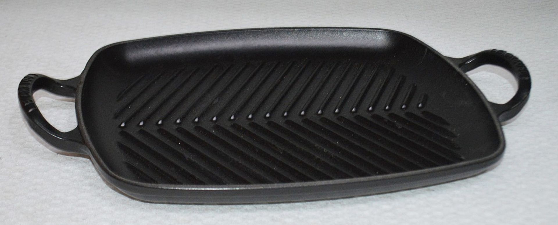 1 x LE CREUSET Signature Cast Iron Shallow Rectangular Grill In Matt Black (30cm) - Original - Image 2 of 6