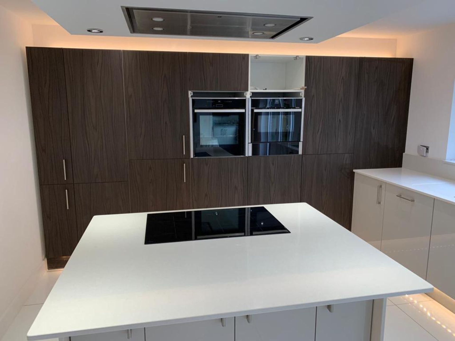 1 x SYMPHONY Contemporary Bespoke Fitted Kitchen With Integrated Bosch Appliances & Quartz Worktops - Image 6 of 18