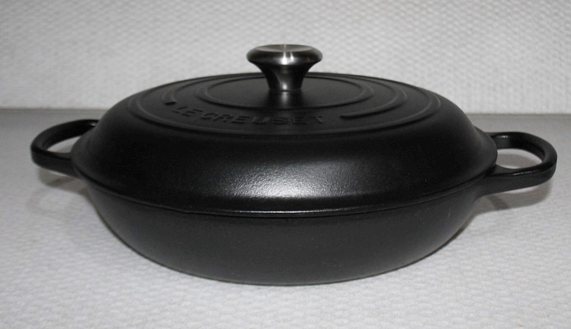 1 x LE CREUSET Signature Cast Iron Round Shallow Casserole Dish With Lid In Matt Black (30cm) - Image 2 of 8