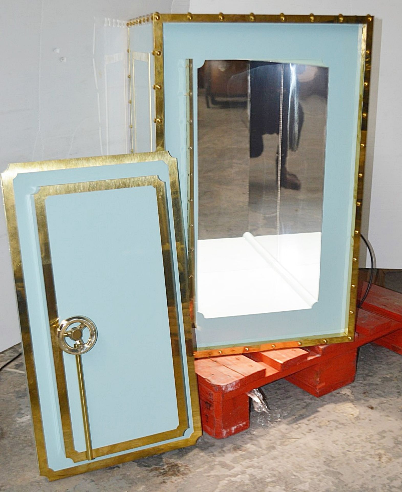 1 x Illuminated Bank Vault Safe-style Mirrored Retail Shop Display Box In Tiffany Blue - Dimensions: - Image 4 of 5