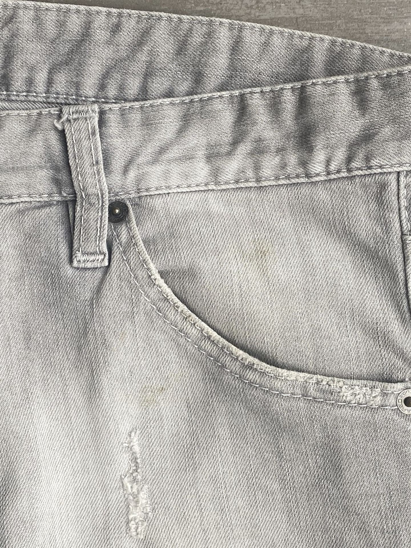 1 x Pair Of Men's Genuine Dsquared2 Designer Jeans In Grey - Waist Size: UK 32 / Italy 48 - Image 2 of 8