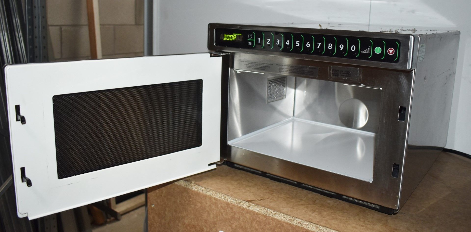 1 x Menumaster Commercial Microwave Oven - Model DEC14E2U - 1.4kW, 13A, 17Ltr - 2018 Model - - Image 3 of 12