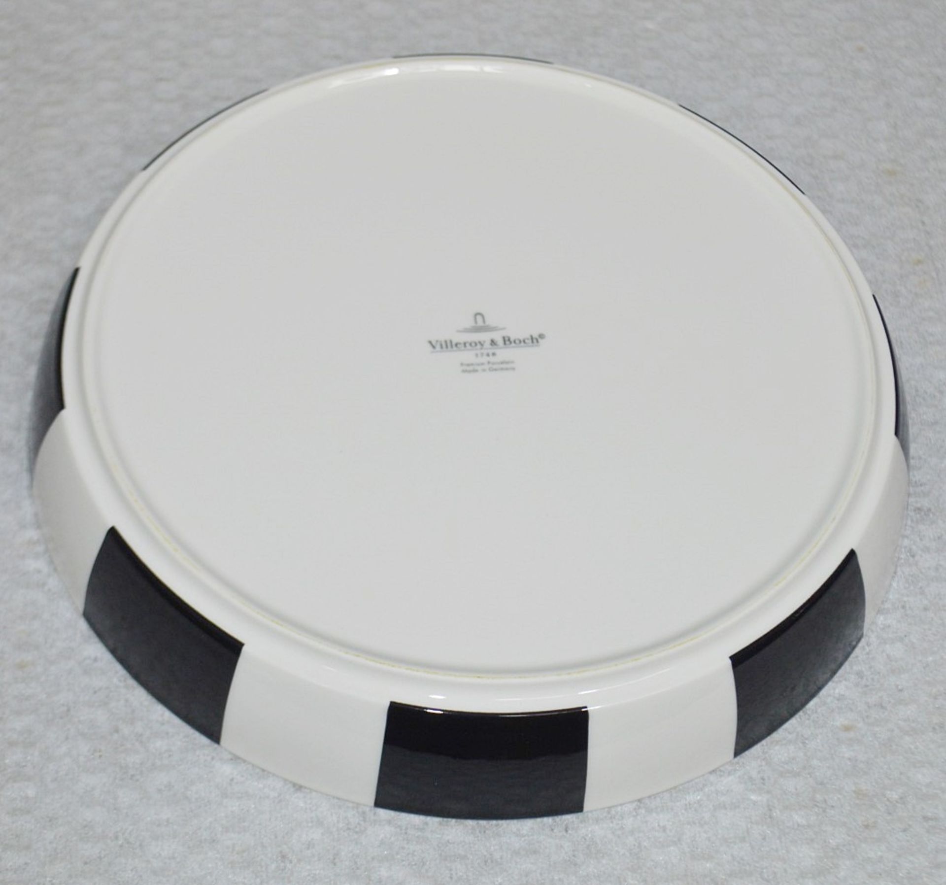 1 x VILLEROY & BOCH Premium Porcelain 2-Tone Bowl - Made In Germany - Dimensions: ø23.5cm x H4cm - Image 2 of 3