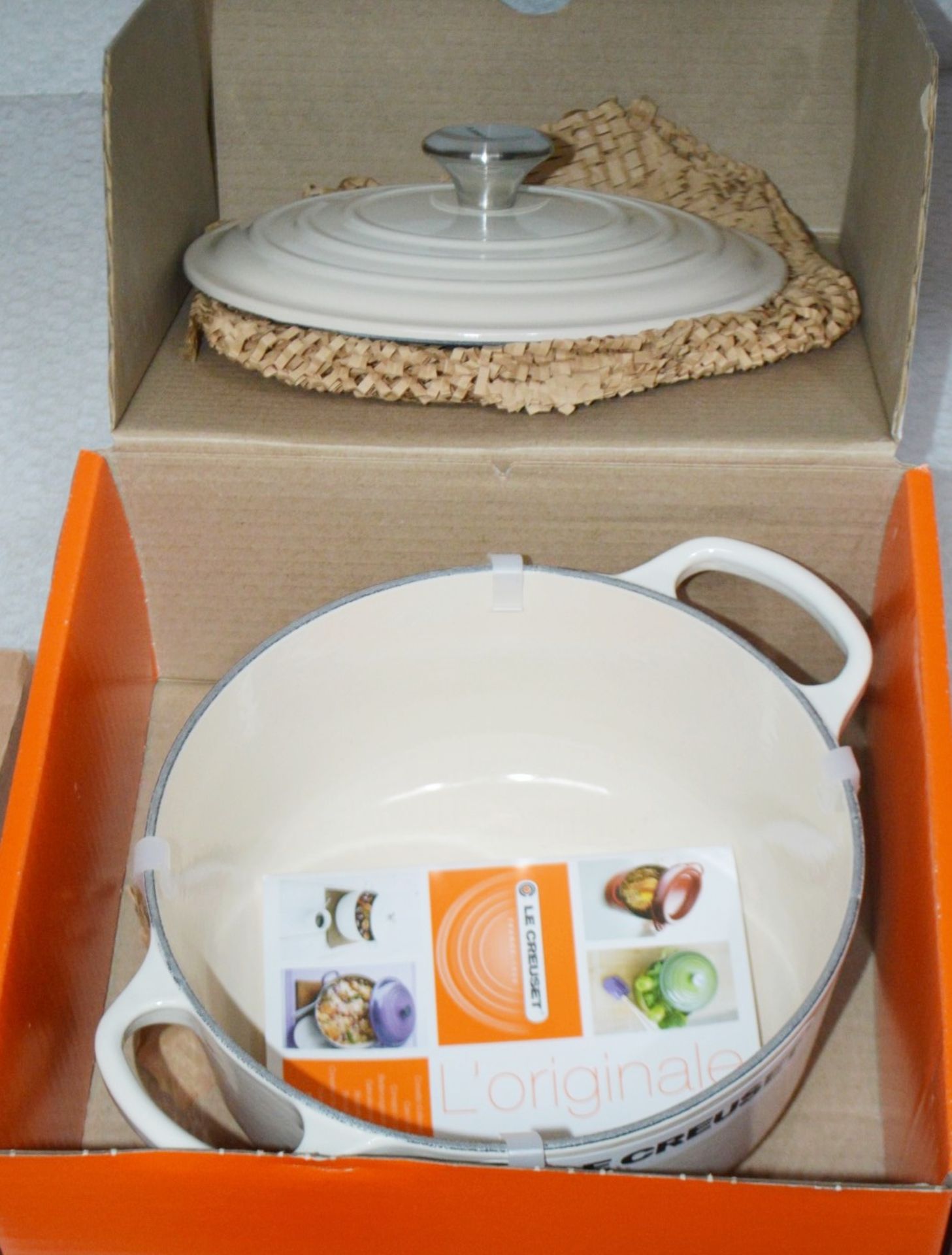 1 x LE CREUSET Signature Cast Iron Round Casserole Dish With Lid In Meringue (20cm) - RRP £200.00 - Image 7 of 10