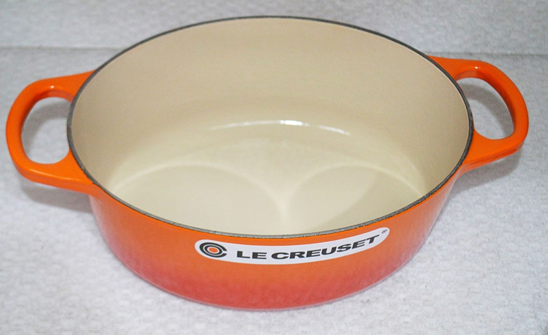 1 x LE CREUSET Signature Cast Iron Oval Casserole Dish With Lid In Volcanique Flame Orange ( - Image 5 of 9