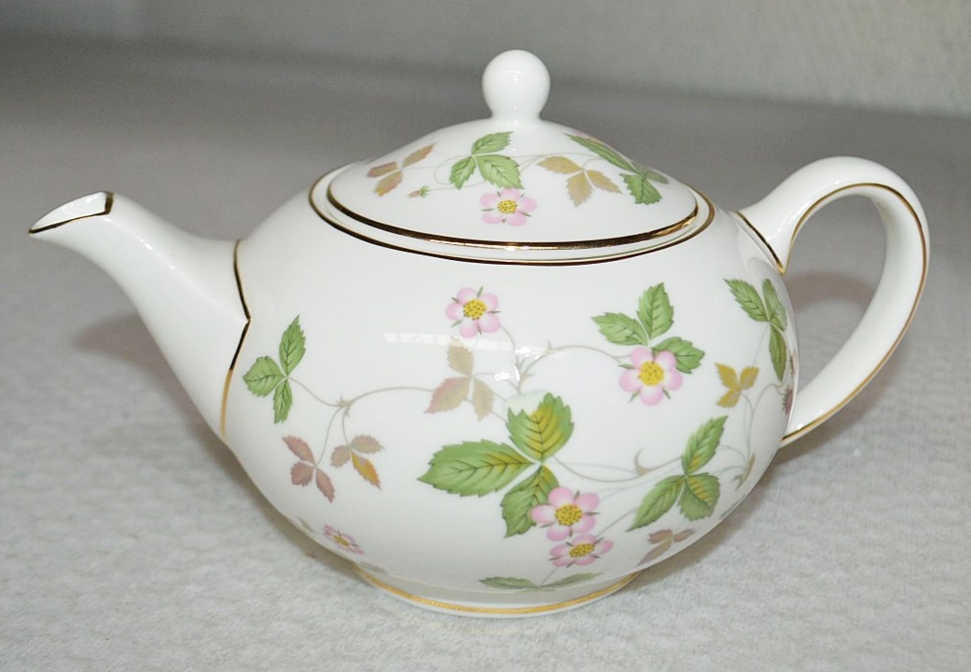 1 x WEDGWOOD Small Wild Strawberry Teapot Featuring A 22-Karat Gold Rim - Read Full Description