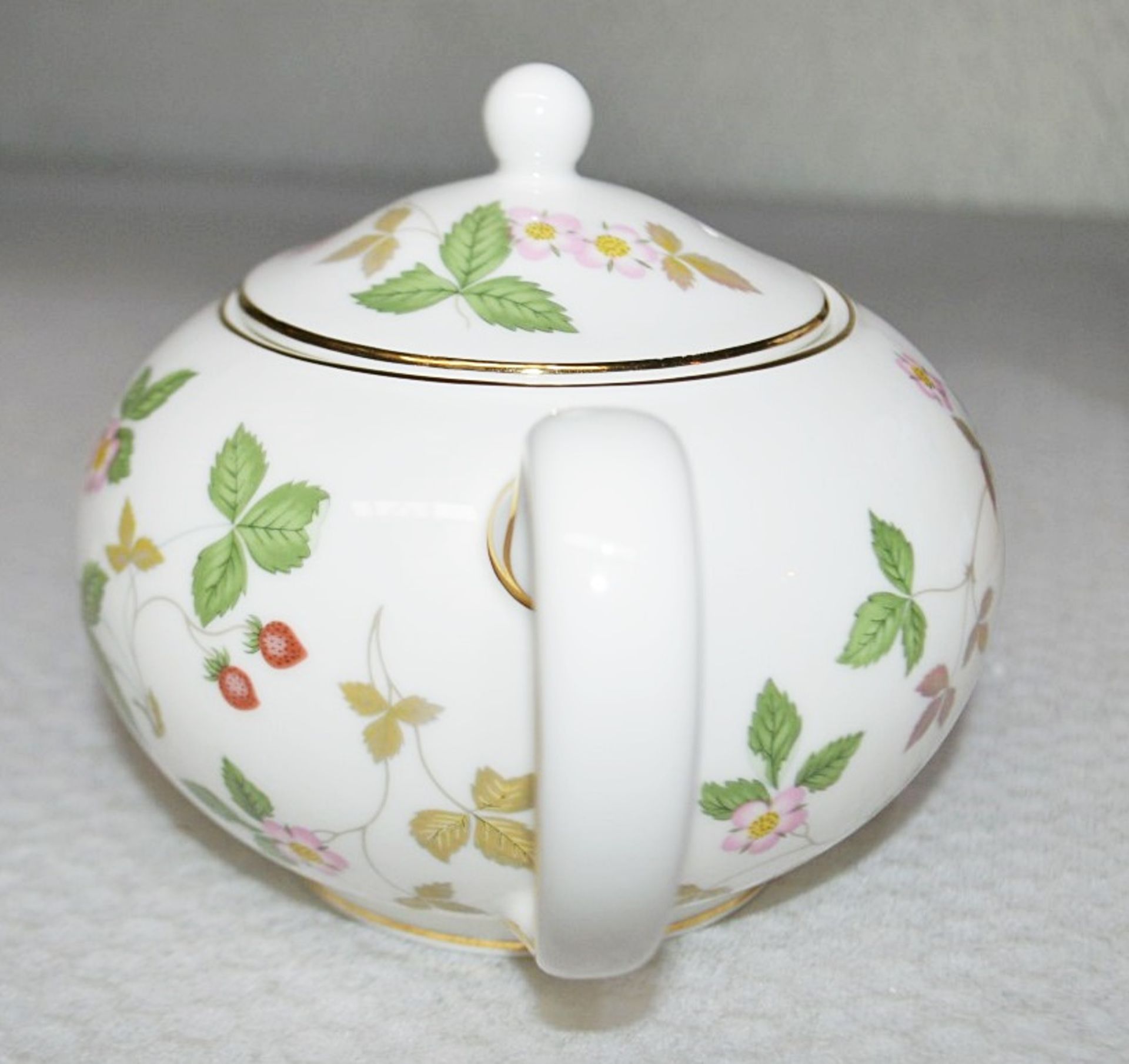 1 x WEDGWOOD Small Wild Strawberry Teapot Featuring A 22-Karat Gold Rim - Read Full Description - Image 3 of 8