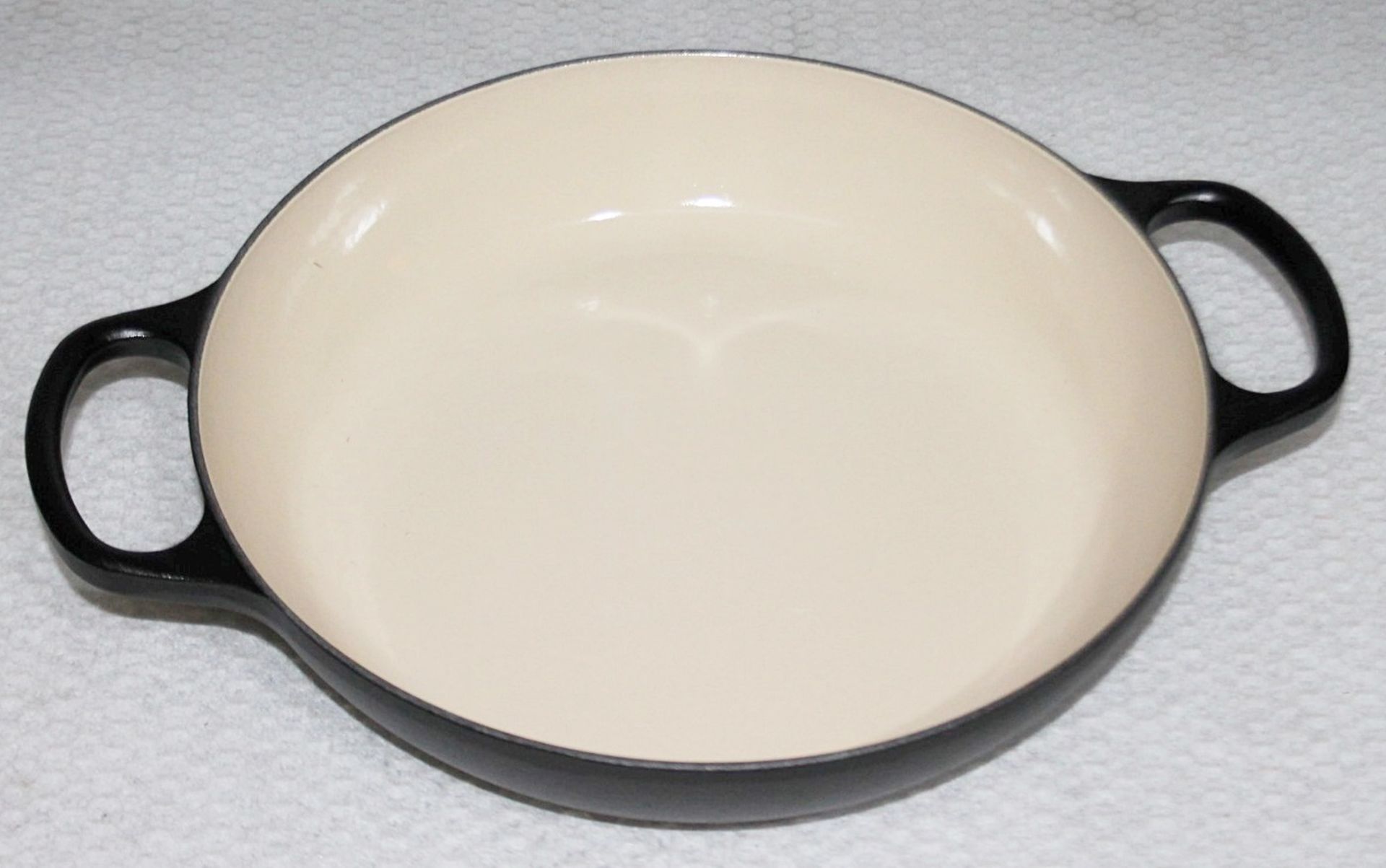 1 x LE CREUSET Signature Cast Iron Round Shallow Casserole Dish With Lid In Matt Black (30cm) - Image 3 of 8