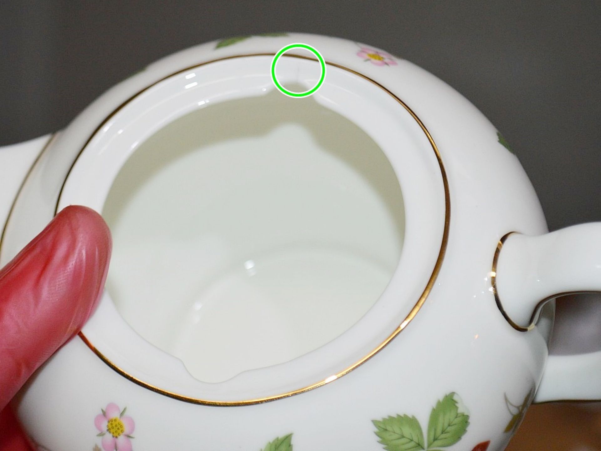 1 x WEDGWOOD Small Wild Strawberry Teapot Featuring A 22-Karat Gold Rim - Read Full Description - Image 2 of 8